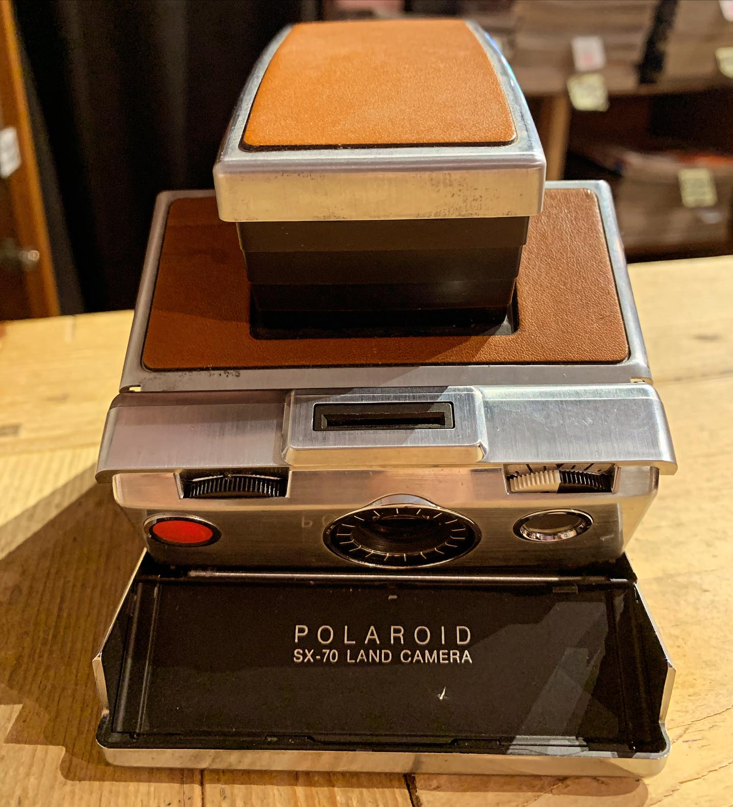Iconische Polaroid SX70 land camera #koetshuisantiek #koetshuis81 #antiek #antiques #antique #brocante #vintage #antwerpen #antwerp #kloosterstraat_antwerpen #kloosterstraat81 #polaroid #polaroidcamera #polaroidcommunity #polaroidsx70 #zilver #bruin #silver #brown #camera #pictures #photos #camera #instantcamera #forsale #tekoop