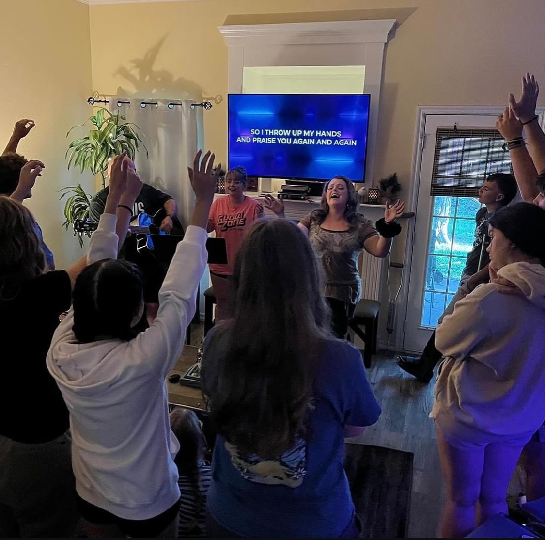 Worshiping with our people is and always my favorite! ❤️ #housechurch @cioverdigris #verdigrischurch #claremorechurch #worship #musicianary