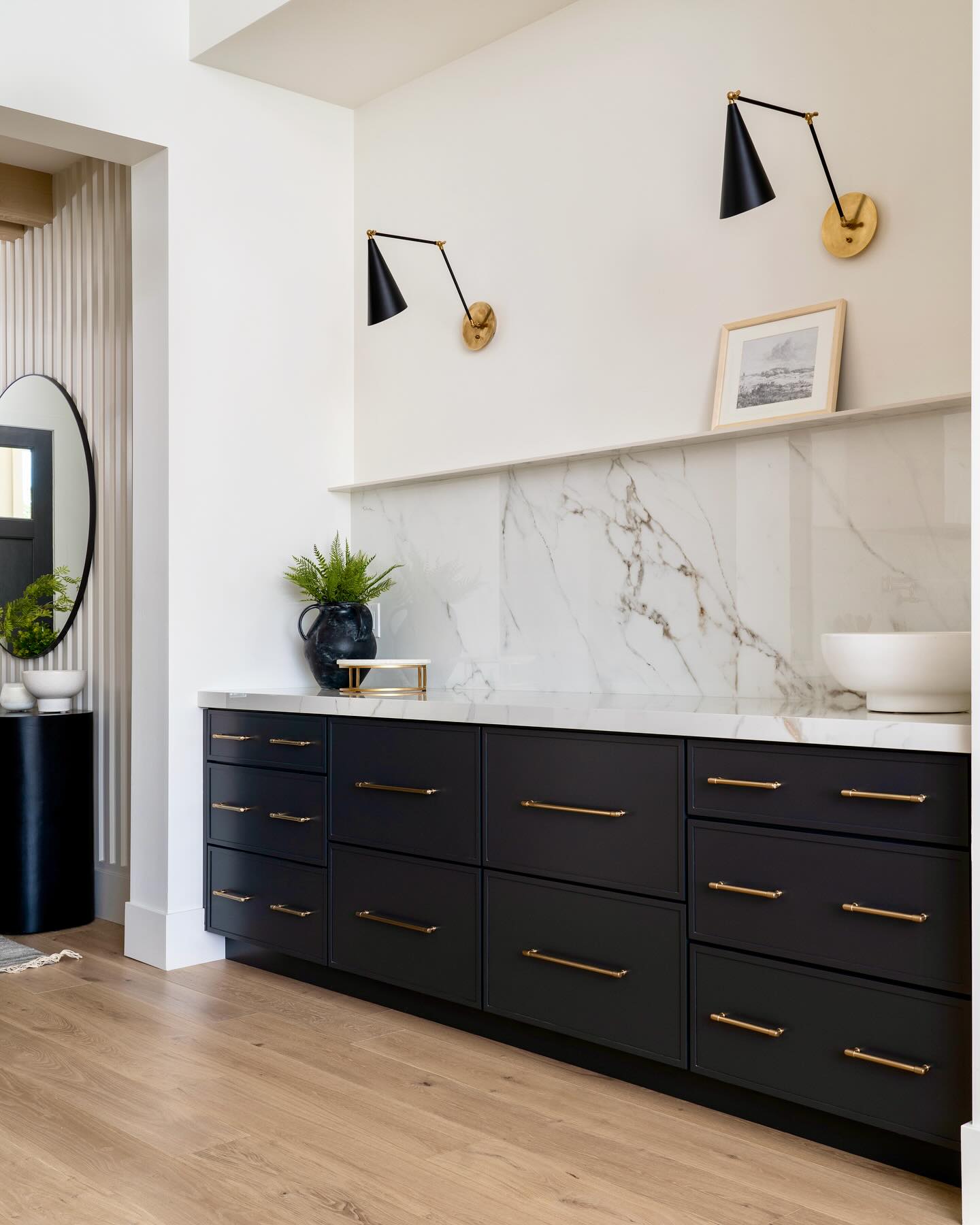 Built in storage with lots of drawers? Check! ✅