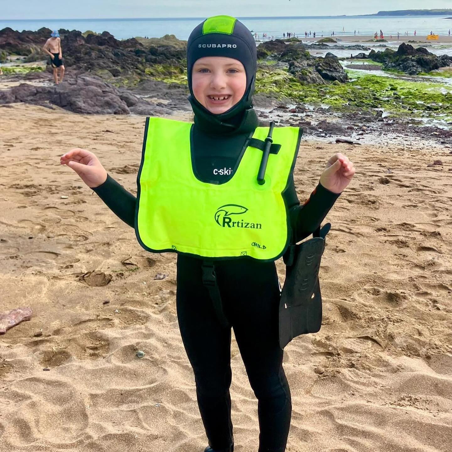 A lovely few days spent with my family who are here visiting for their Summer holiday. Lovely to take my 7 and 5 year old nieces and brother snorkelling, to show them how wonderful it is and how much you can see in the UK. We saw 100s of fish, plenty of crabs and Sandeels too, as well a few sea slugs and jellyfish 🦀🐟🪼thanks Steve for the thick wetsuits @stvedassurf
We had a right treat our very own boat trip with Iain @marinequestdive exploring around St Abbs head to enjoy the scenery, seabirds and looking out for dolphins and whales 🐬 thank you 🙏🏼 (a rare couple of photos of me in there too 😊)