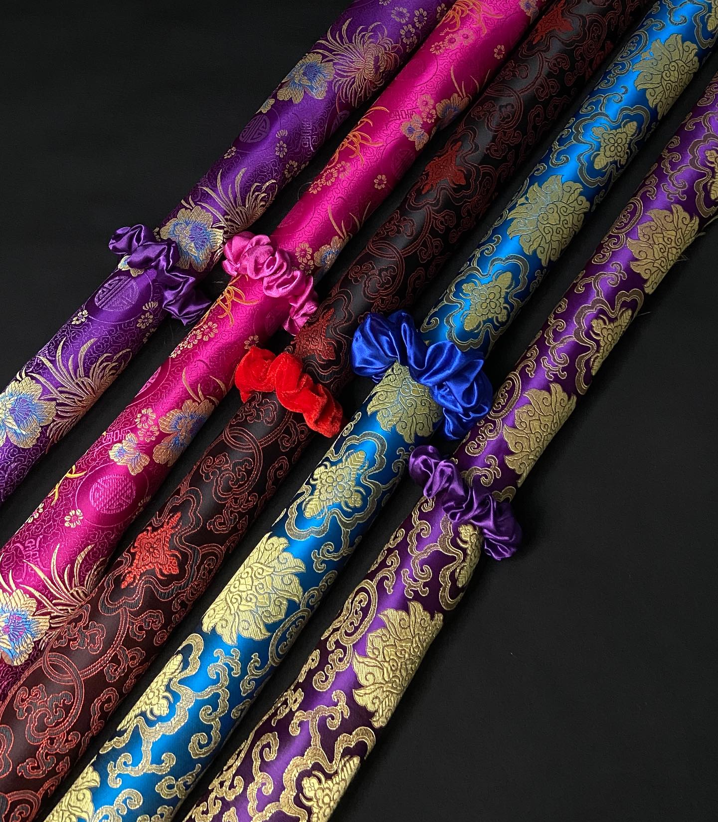 Introducing 5 enchanting new floral prints! Swipe to peek behind the scenes. πΈπ¦
We've carefully sourced these fabrics from a local store and repurposed paper towel rolls to keep them wrinkle-free. π§»β»οΈ Ready to craft your next favorite floral scrunchies! π₯°β¨
#reuse #ecofriendlyhome #scrunchies #fabric #kaurtino