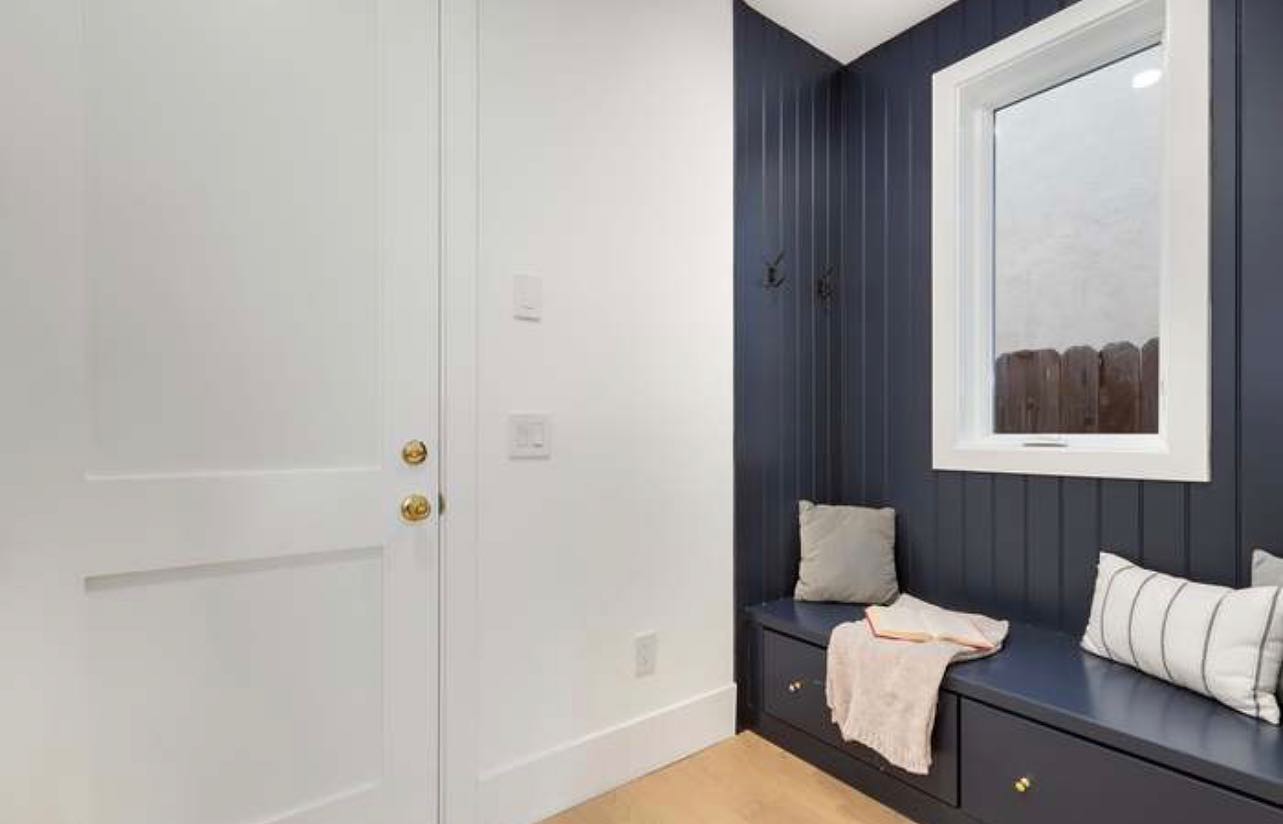 A mudroom doesn’t have to have a ton of lockers and cabinets, it can be a great place for shoe storage and a place to sit and put on said shoes 👞 👟 👠 😉