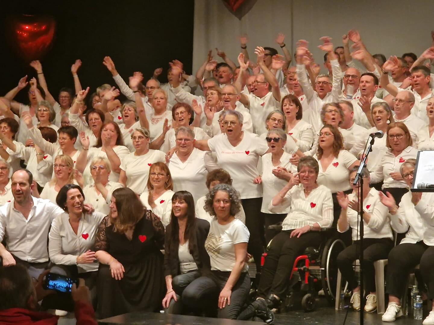 Un bel espace SENGHOR, une équipe au top, des bénévoles en or, des techniciens à l’écoute, des chanteurs tous unis, une coach vocal toujours souriante … un public en communion avec nous 💝un immense MERCI à nous tous 🥰🙏♥️❣️
Ensemble nous formons toute une chaîne 💓💫🌍