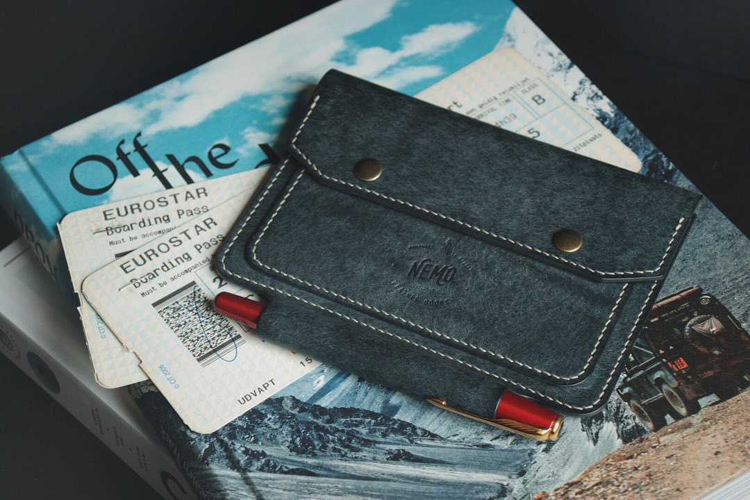 Get ready for your summer trip with the Traveler. Keep all your cards, notebook, passport and pen together in one stylish document wallet. Available in 3 colours: navy, black and tobacco.
You can personalise the wallet with the thread colour of your choice.
Every Nemo product goes with the FREE personalisation: add any number, initials or word(s) to your wallet that will be hand-stamped for you.
www.nemoleathergoods.com
#nemoleathergoods #travelerlife #documentwallet #documentholder #travelwallet #notebookholder #passportholder #passportwallet #travelersnotebook #ruggedstyle #redwingstyle #slowfashionstyle #madeinfrance #artisanfrancais #madeinstrasbourg #strasbourgmonamour #travelgram