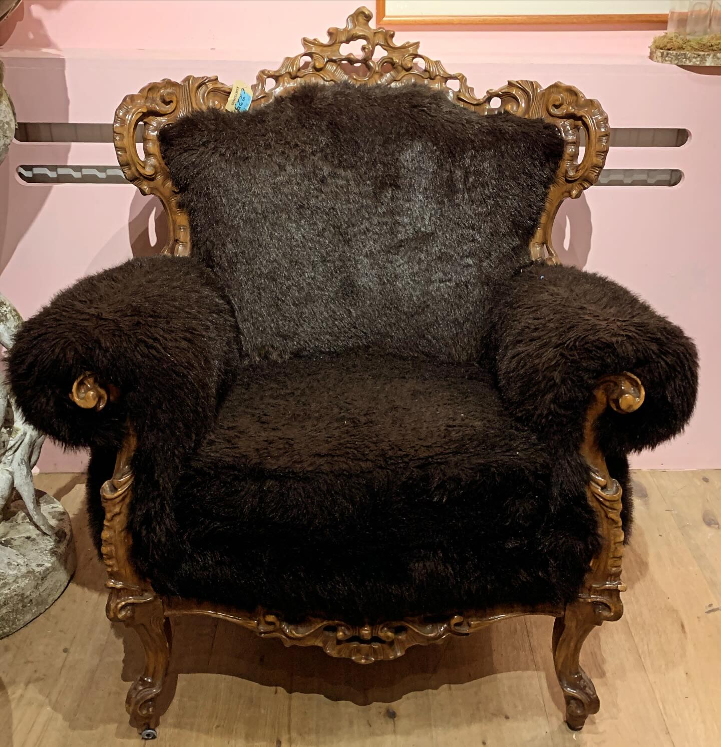 💕 Life is better in a fluffy chair 💕#koetshuisantiek #koetshuis81 #antiek #antiques #brocante #vintage #antwerp #antwerpen #kloosterstraat_antwerpen #kloosterstraat81 #fluffy #fluffychair #black #chair #special #interieur #interieurinspiratie #woonkamerinspiratie #wooninspiratie #woontrends #woonaccessoires #cosy #cosychair #tekoop #forsale