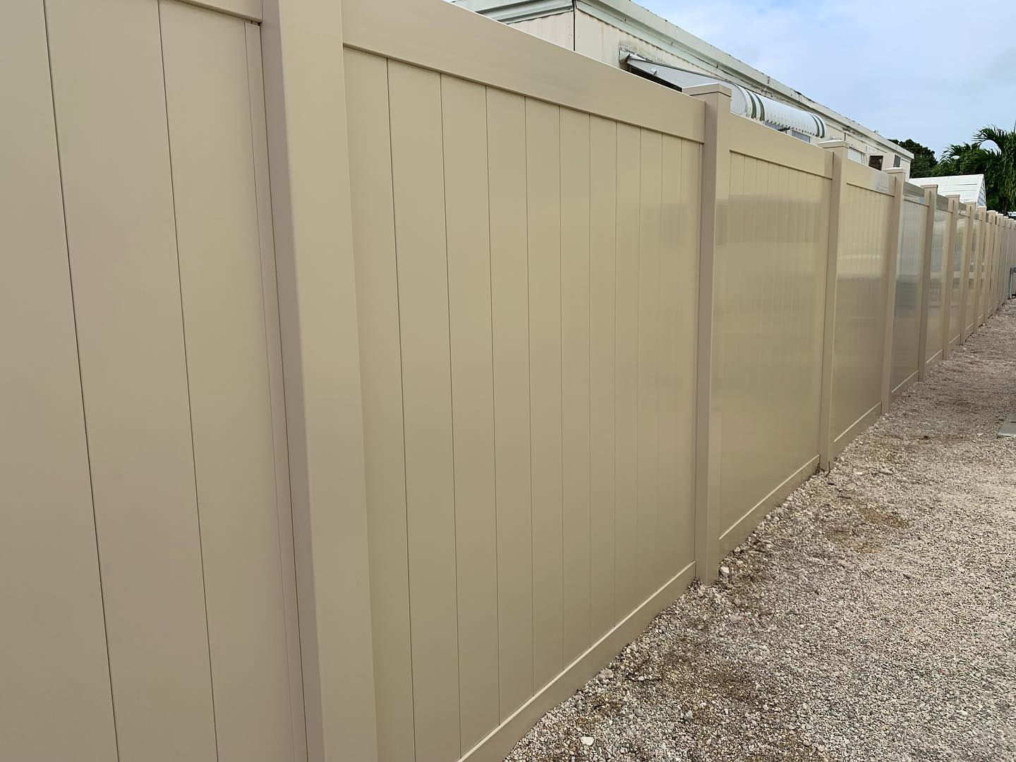 Tan privacy PVC fence. Love the look! For those who want an option other than white. #pvcfence #vinylfence #privacyfence #knowafenceguy #knowafenceco