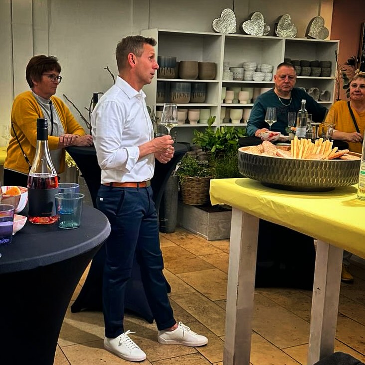 Lasst uns den Vorhang für den neuen Jahrgang öffnen! 🍇🍷 Es ist Zeit, meine Leidenschaft in die Flasche zu bringen und euch auf eine Geschmacksreise mitzunehmen! 💫 Euer Feedback treibt mich an und macht mich stolz auf das, was ich tue. Cheers to new beginnings! 🥂 #NeuerJahrgang #Weinliebe #Geschmacksreise #franken #scheurebe #müllerthurgau #secco #cuvee #silvaner #rotling