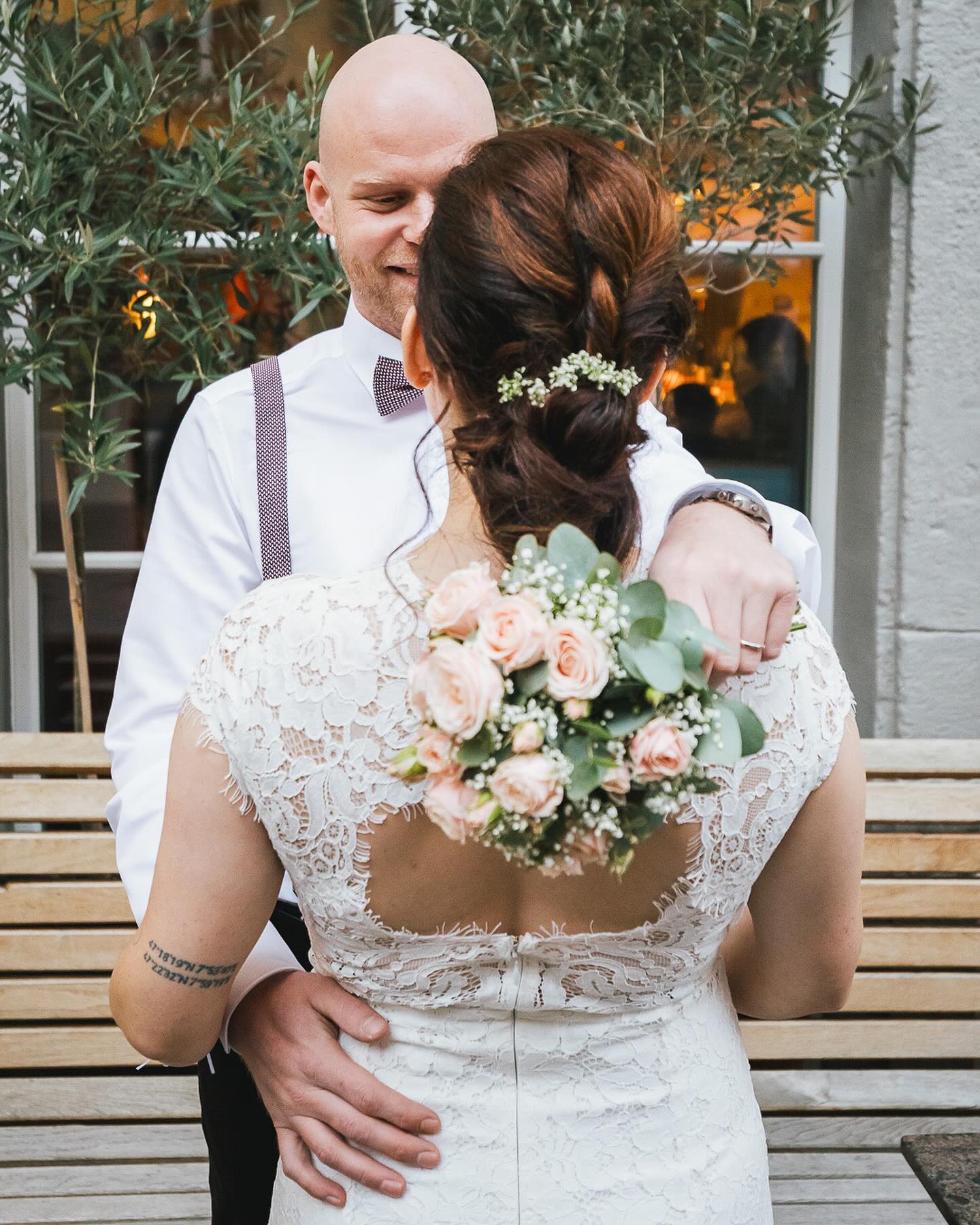 Die ersten Ja-Worte im neuen Jahr liessen nicht lange auf sich warten. DANKE E&K, dass wir euch an eurem schönsten Tag begleiten und euch so fotografisch bleibende Erinnerungen einfangen durften!
#standestamtlichetrauung #olten #2024 #winterhochzeit #brautundbräutigam #brautpaar #cuplegoals #weddingphotography #hochzeitskutsche #freundeundfamilie #brautstrauss #weddingdress #lovestory