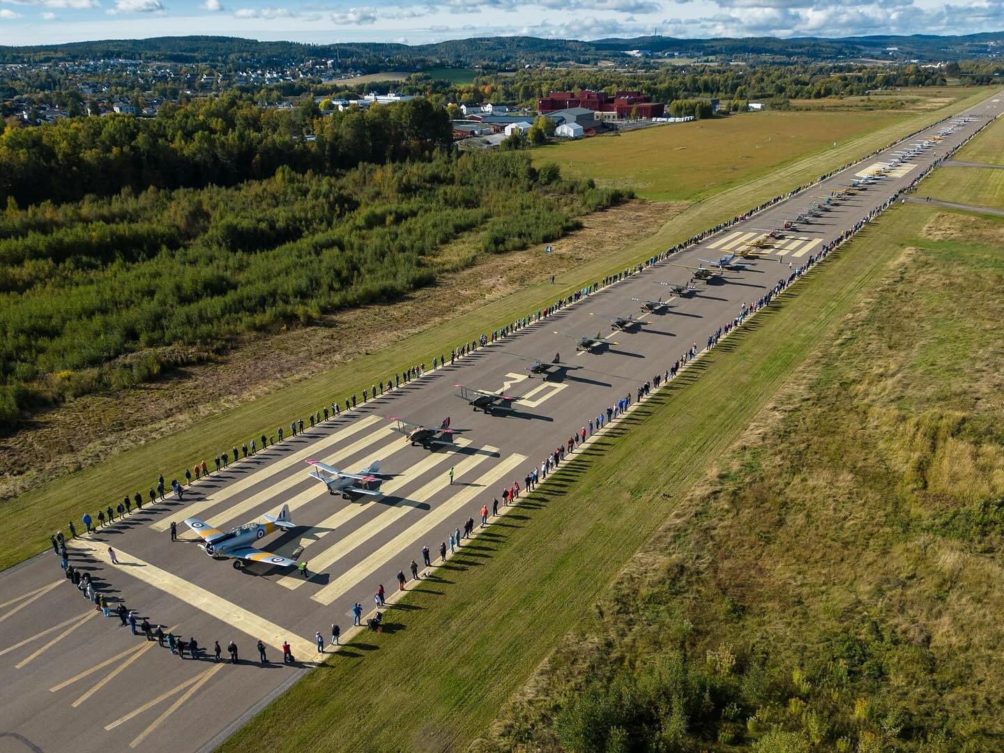 Markering ved Lillestrøm Rådhus onsdag 9.Oktober kl 1630.
Kommunestyret skal denne kvelden ta stilling til forslaget fra administrasjonen om å legge ned all flyvirksomhet på Kjeller. Vi ønsker å sammen vise at vi er mange fra Kjeller Flyplass og folk fra nærområdet med tilhørighet som ikke ønsker dette.
Så ta med familie, naboer, venner, kjente og ukjent til denne markeringen og møt frem senest kl 1630 utenfor Lillestrøm Rådhus.
Håper vi sees der✨🛫
