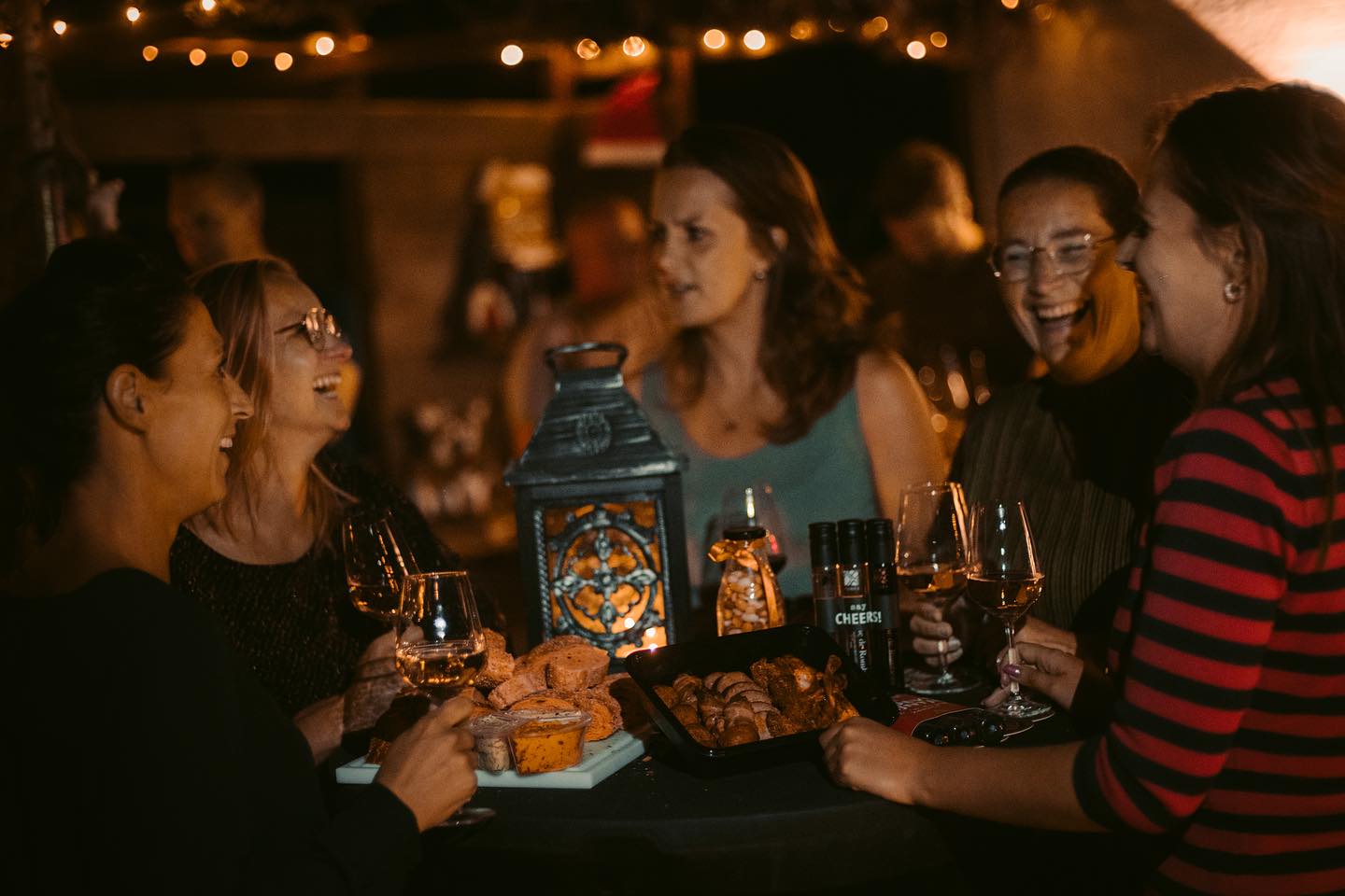 Omringd door twinkelende lichtjes en lachende gezichten. Kerst brengt ons samen, vol warmte en gezelligheid. ππ #KerstVibes #FamilieEnVrienden #Kerstpakketten