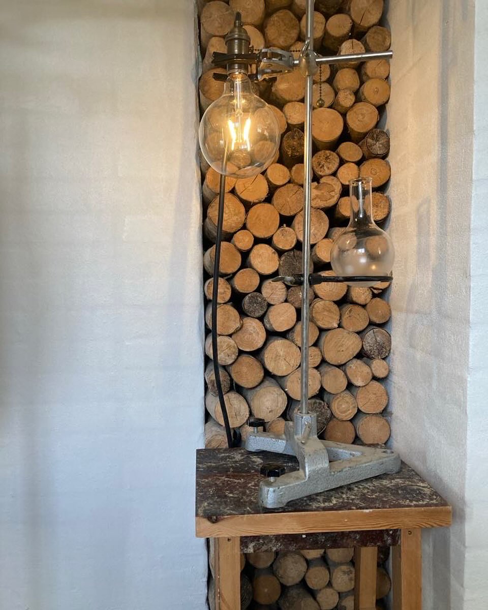 Vi elsker, når I sender billeder af vores produkter, i deres nye omgivelser👏
Denne ‘Fysik-lampe’ er uden tvivl havnet i de rette🙌
De var populære på weekendens POP UP shop i @tinywindow.dk på Århus Ø, så vi må straks i gang i værkstedet, så der kan være nye klar til næste gang. Ovenpå weekendens succes har vi nemlig besluttet os for at gøre det igen om 14 dage (sidste weekend i september), så vi håber I får tid til at kigge forbi der, hvis ikke i nåede det i denne weekend.
Af hjertet tak til alle jer der kiggede forbi, og tak for de mange gode snakke og ikke mindst køb🙏♥️
#gentaenk #tinywindow #århusø #gentagersuccesen