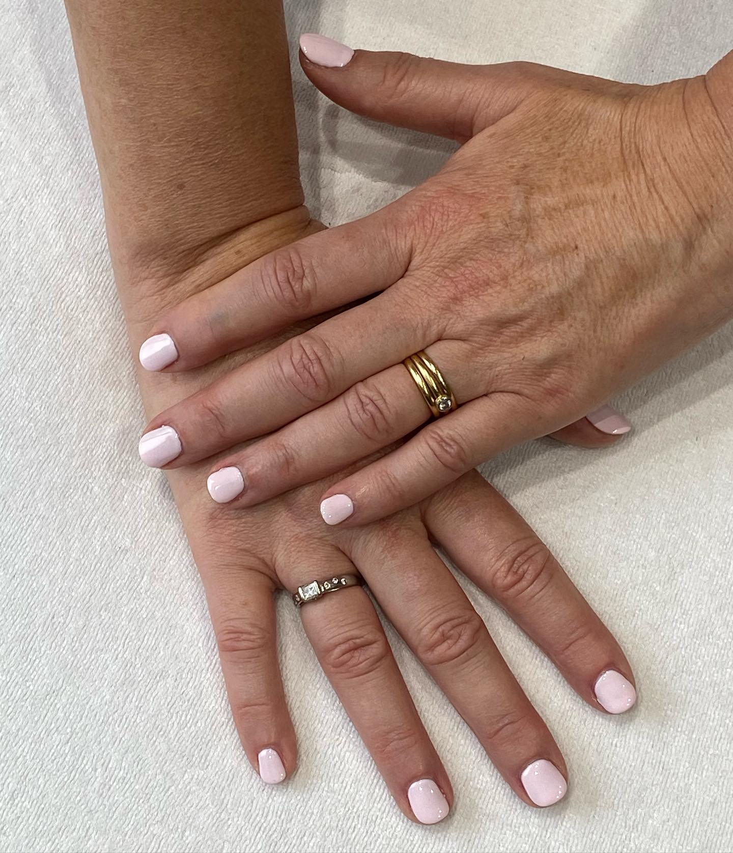 Nouvelles couleurs pour cet été 🌺
#bbeauté #vernis #été #nouveauté #esthétique 🎀