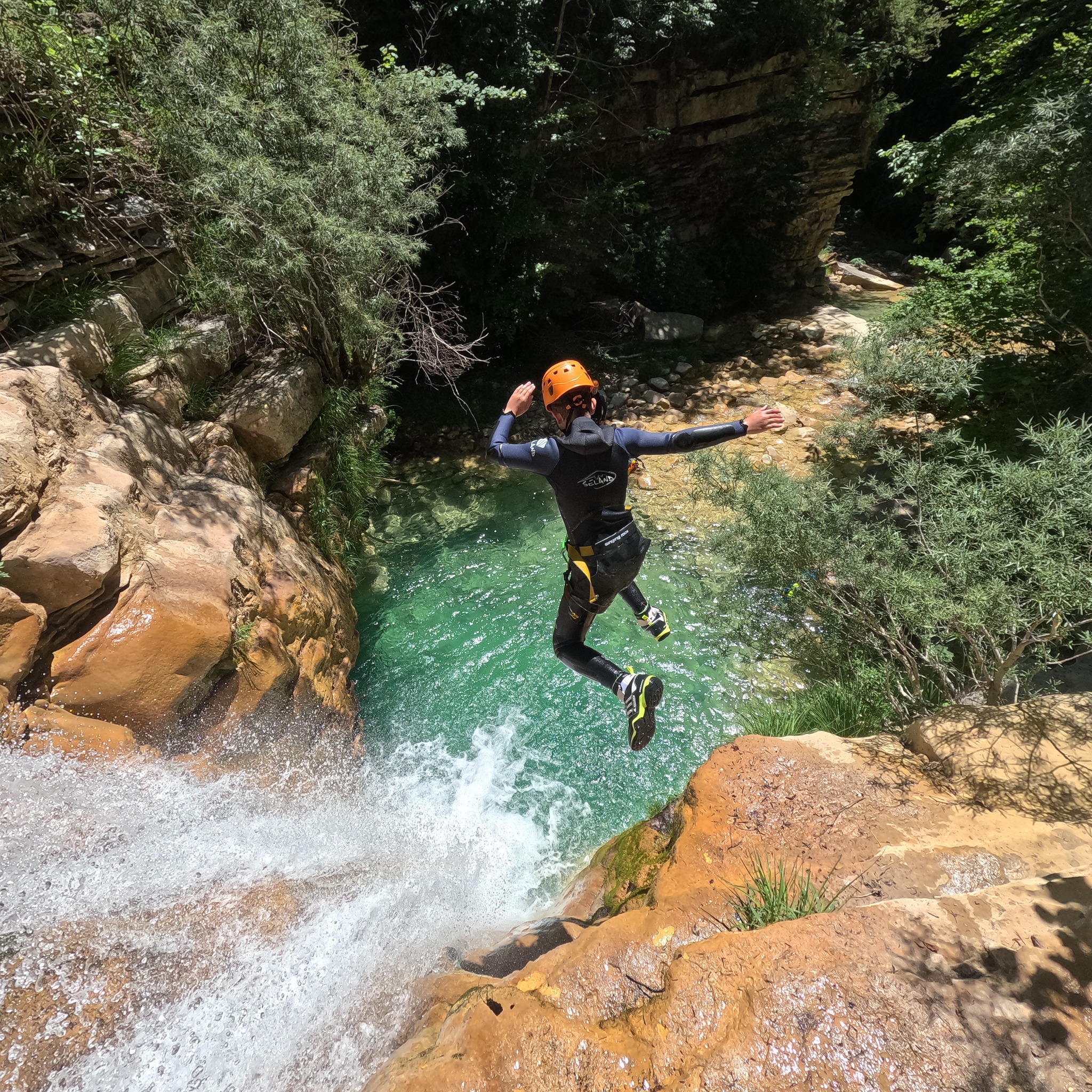 Con el puente de San Juan comienzan los barrancos familiares en Ainsa, capital Europea del Barranquismo. Imagen del día en nuestro querido territorio 💚 reservas online!
.
.
#ainsa #barranquismo #canyoning #ordesa #boltaña #pyreneeën #pirinioak #pirineos #torla #aínsa