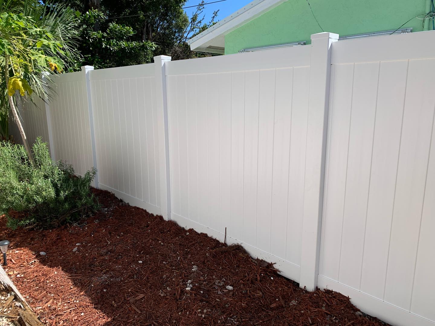 Nothing does the job quite like a PVC privacy fence. Nice contrast with mulch and greenery too! #pvcfence #privacyfence #knowafenceguy #knowafenceco