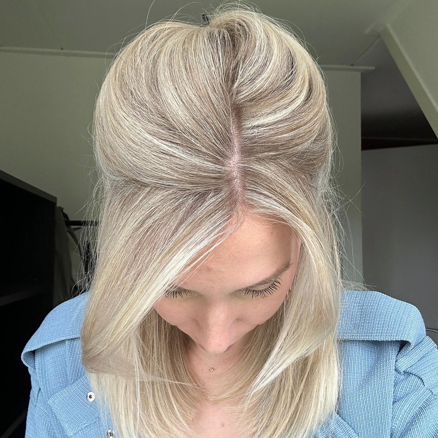 BABYLIGHTS✨
➡️Swipe to see @dianwenteler her babylights after 4 months grow out.
With our signature babylights technique in combination with our biodynamic hair products and colors we can achieve a natural brighter look what causes minimal growout, ideal for our low maintenance blondes😍✨
Find us at @eorganicsalon or book your appointment now; www.eorganicsalon.nl
#babylightsandbalayage #signaturehairpainting #colorexperts #haircolorgoals #hairinspo #japaneseheadspa #organichaircare #ecosalon