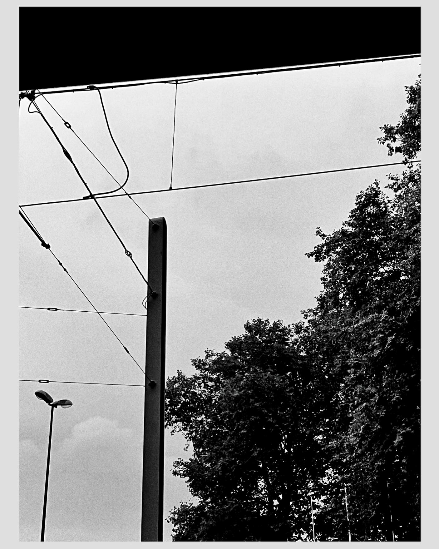 #blacknwhite #bnw #blackandwhite #bw #blackandwhitephotography #photography #art #bnwphotography #monochrome #black #photooftheday #captures #brutalismus#blacknwhitephotography #blackandwhitephotograhy #light #design #architecture #hansestadt #architektur #glass #beton #house #germany #streetphotography