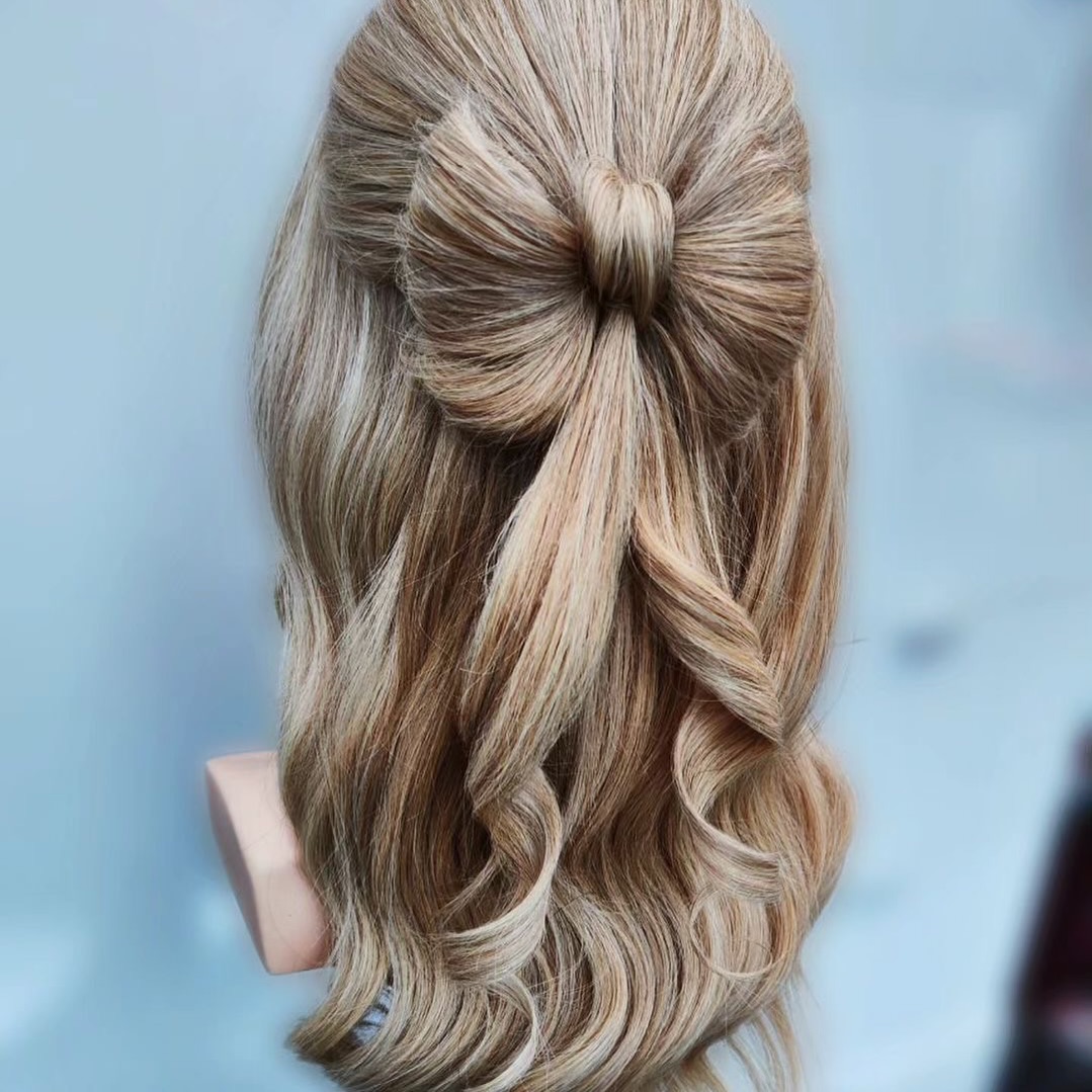 @versastyleby_laura Couldnโt resist giving her favourite mannequin โValentinaโ the bow treatment ๐๐
#hairtrends #bridalhair2024 #trainingheads #braidspecialist #nxsbeauty_uk