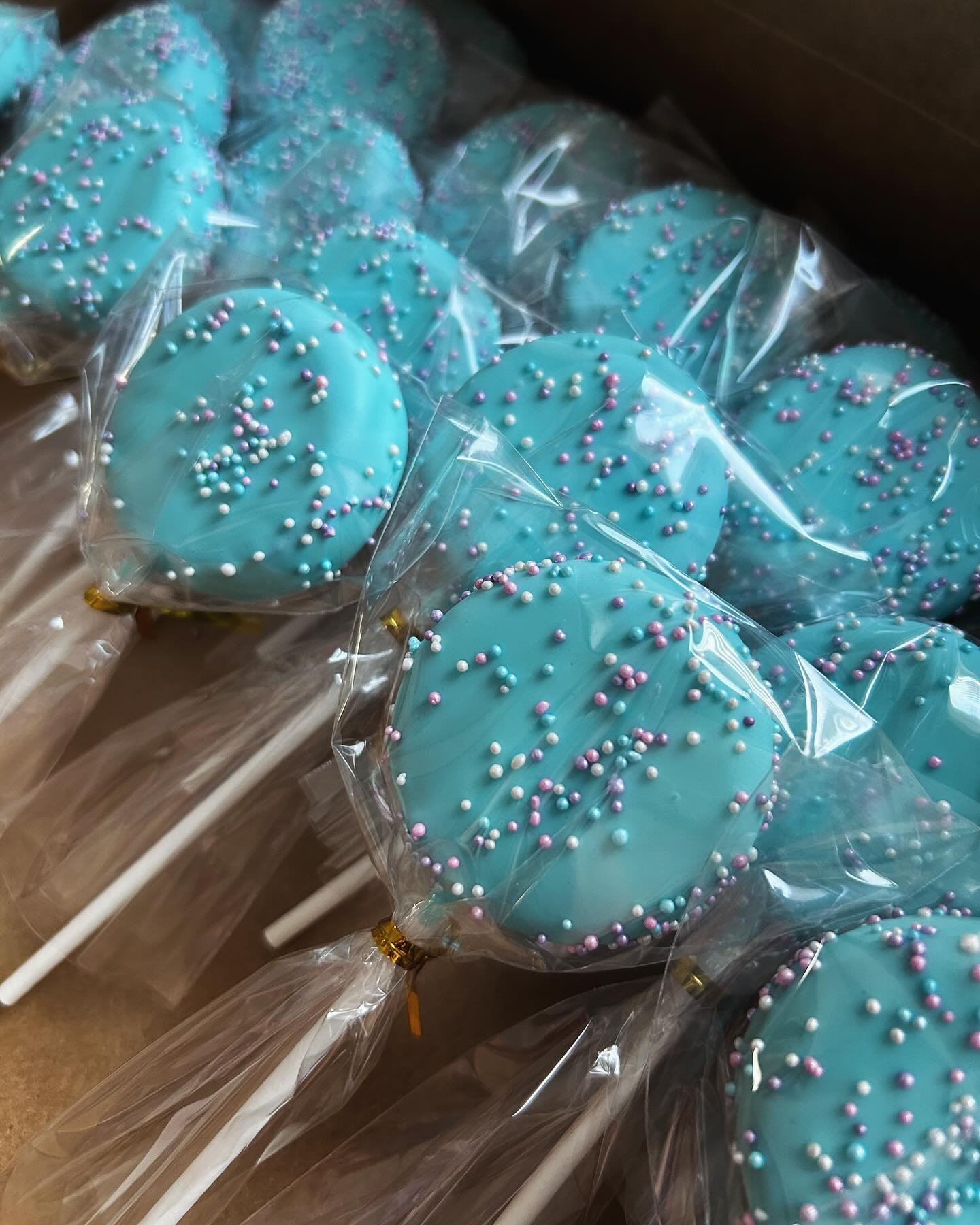 Cake pops from a recent order! Absolutely in love with the cake disc shape! 🍰🧁🍭
Click the link in my bio or order yours!
#cakepop #cakecakecake #entrepreneur #momboss #homebakery #cottagefoodbaker