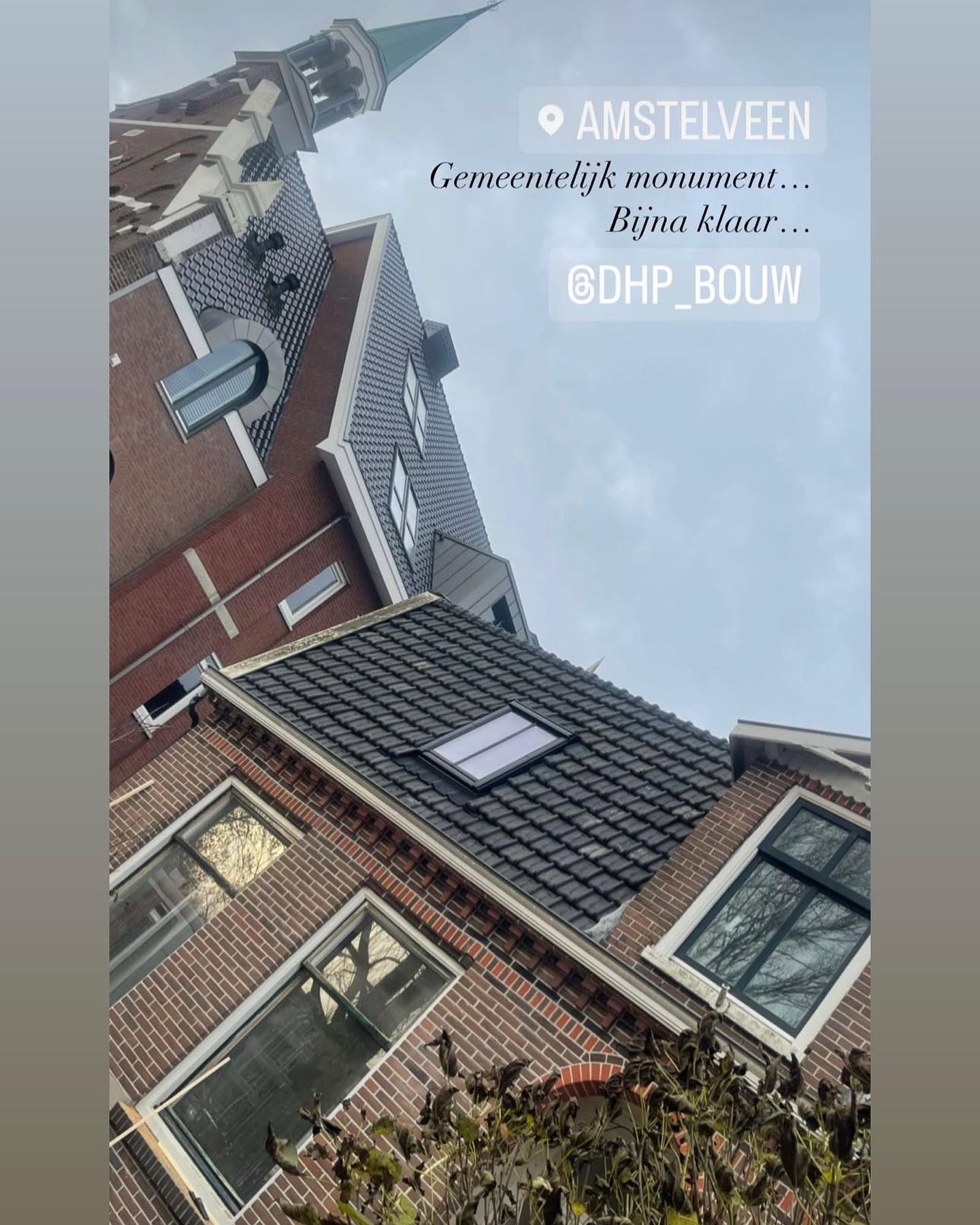 We gaan lekker. Vandaag het glas deels geplaatst. Binnen is de schilder al druk bezig