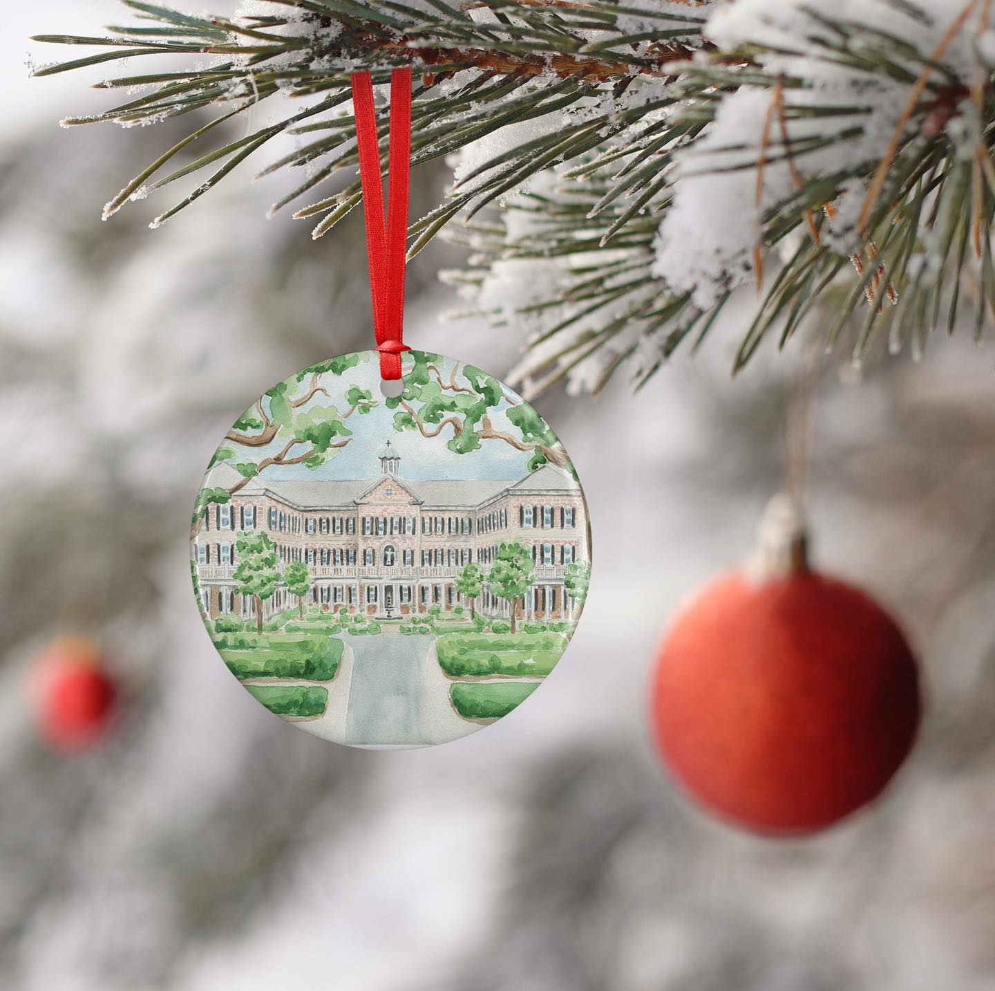 Welp! We now have THREE options for ornaments. Custom wood, custom glass bulbs, and now PORCELAIN!!
๐๐๐๐๐๐๐๐๐
Have you ordered custom artwork with me?! Invitations or a commission?? We can put your custom watercolor on an ornament! Venues, houses, pups, cocktails, you name it!!!
๐๐๐๐๐
OR check out our inventory of painted venues and locations to add one to your tree.
#watercolorportrait #venuepainting #weddingvenue #nolawedding #nolaweddings #weddingseason #weddinggift #ornament #hollyjolly #holidaycards #christmascards #christmas #holiday #customornament #ornament #watercolor #watercolorpainting