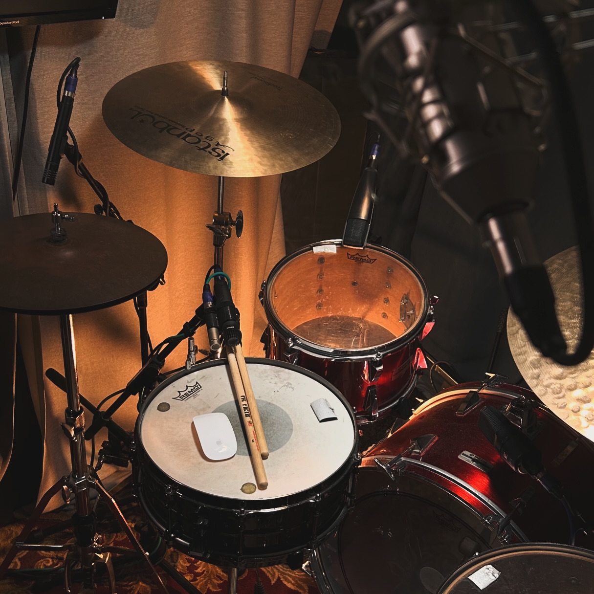 I meaaan 🥵
#drummer #sessiondrummer #londonmusician #vf15 @vicfirth @remopercussion #remo #londonmusic #drummerinlondon #vintagedrums #yamahadrums #soundsfrommyattic #remoterecording #remotedrumtracks #remotedrumrecording