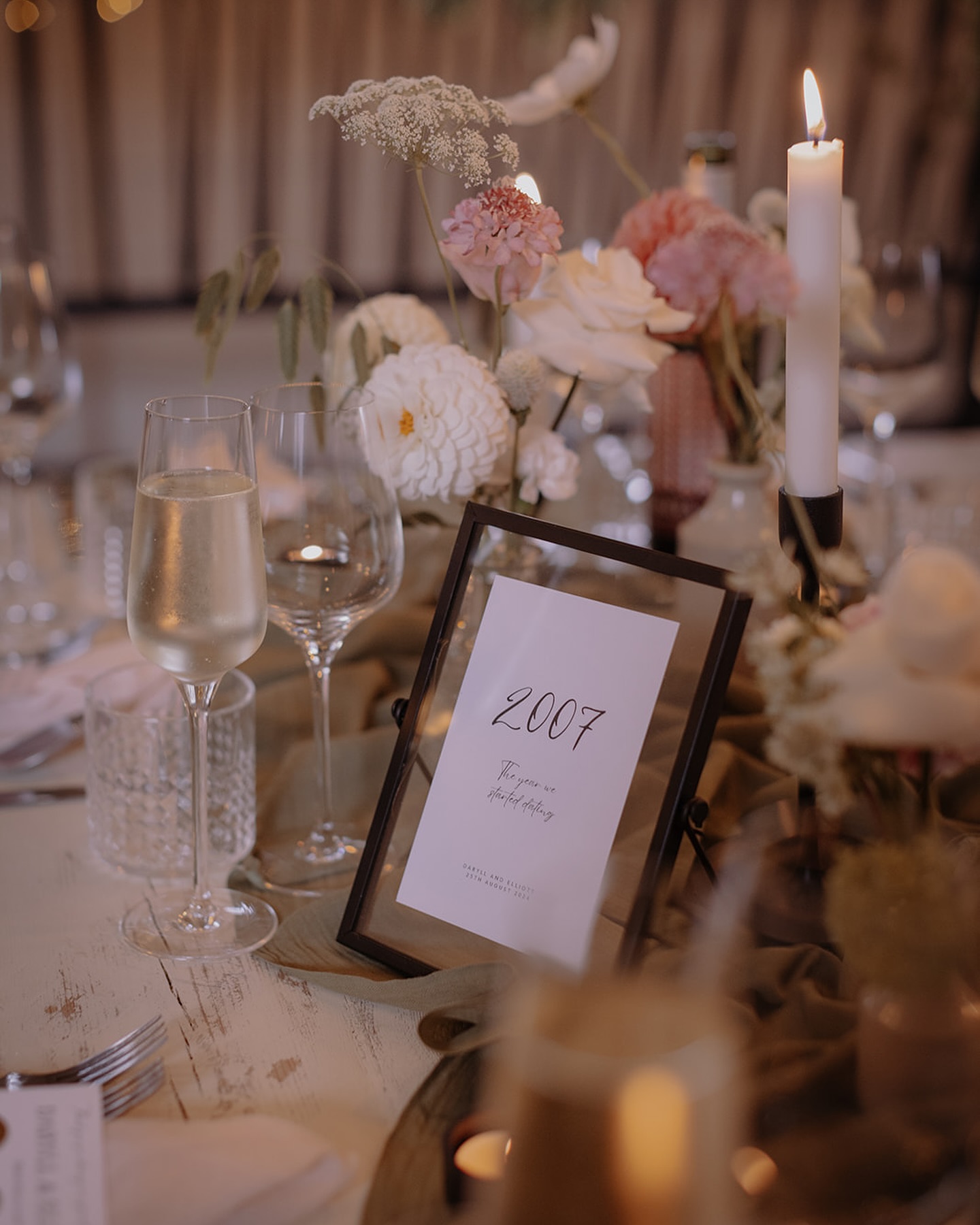 Such a modern and pretty vision for D&E yesterday. Olive green and black paired with pretty soft pastels and whites 🤍🤍🤍
.
@helenrosephoto
@willow_and_rust
@thebelljarflowers
@thehallbarns
@daryll_cw
.
.
.
#realwedding #realweddingphotography #realweddinginspiration #weddinginspo #weddinginspiration #venuestyling #venuestylist #weddingstylist #weddingdesigner #weddingideas #modernwedding #barnwedding