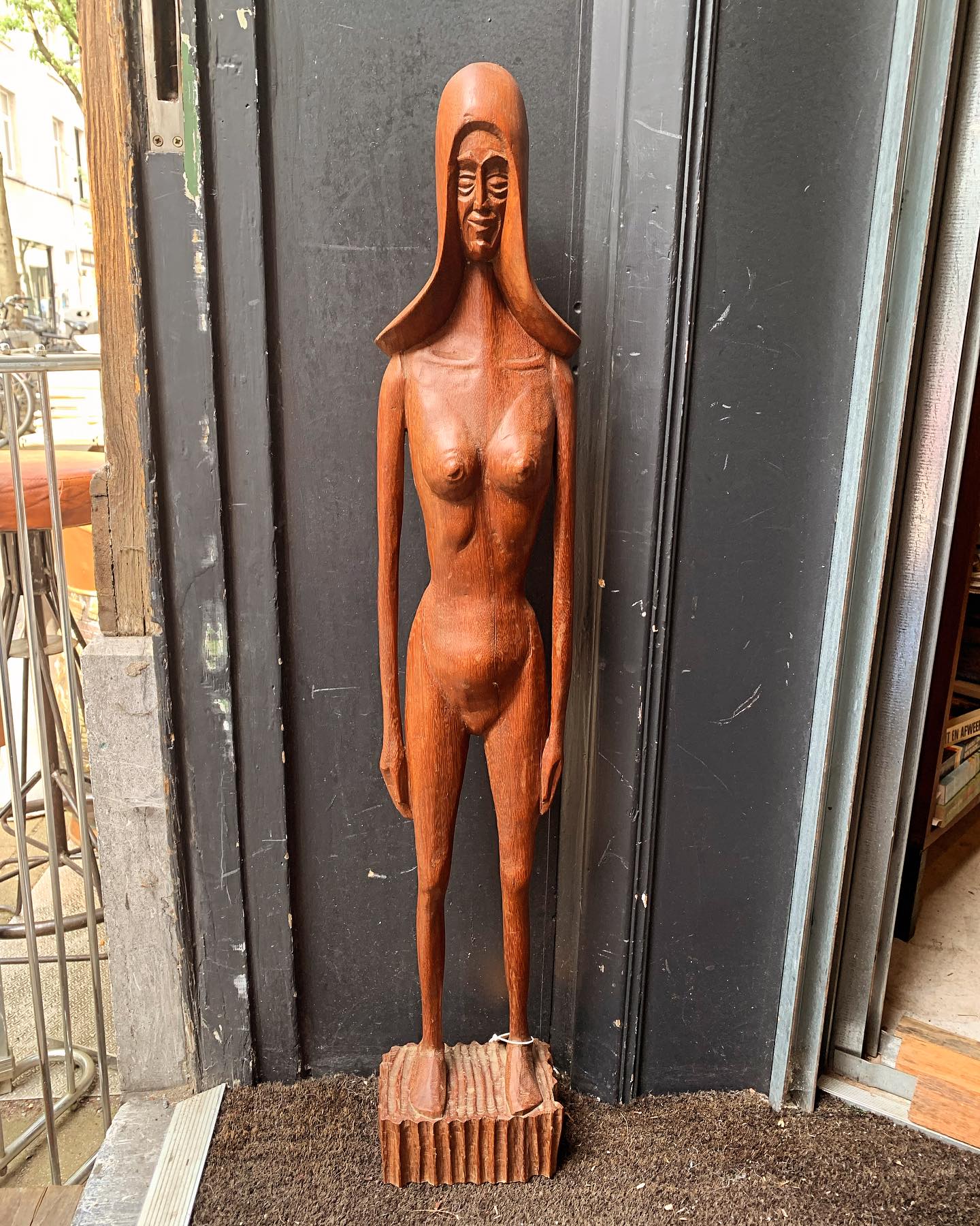 Houten beeld “Bernadette” van Jozef Kets #koetshuisantiek #koetshuis81 #antiek #antiques #brocante #vintage #antwerpen #antwerp #kloosterstraat_antwerpen #kloosterstraat81 #antiquesdealerofinstagram #antuquedealer #jozefkets #beeldhouwkunst #hout #beeld #bernadette #interiordesign #interieur #interieurinspiratie #wooninspiratie #woontrends #woonaccessoires #decoratie #forsale #tekoop