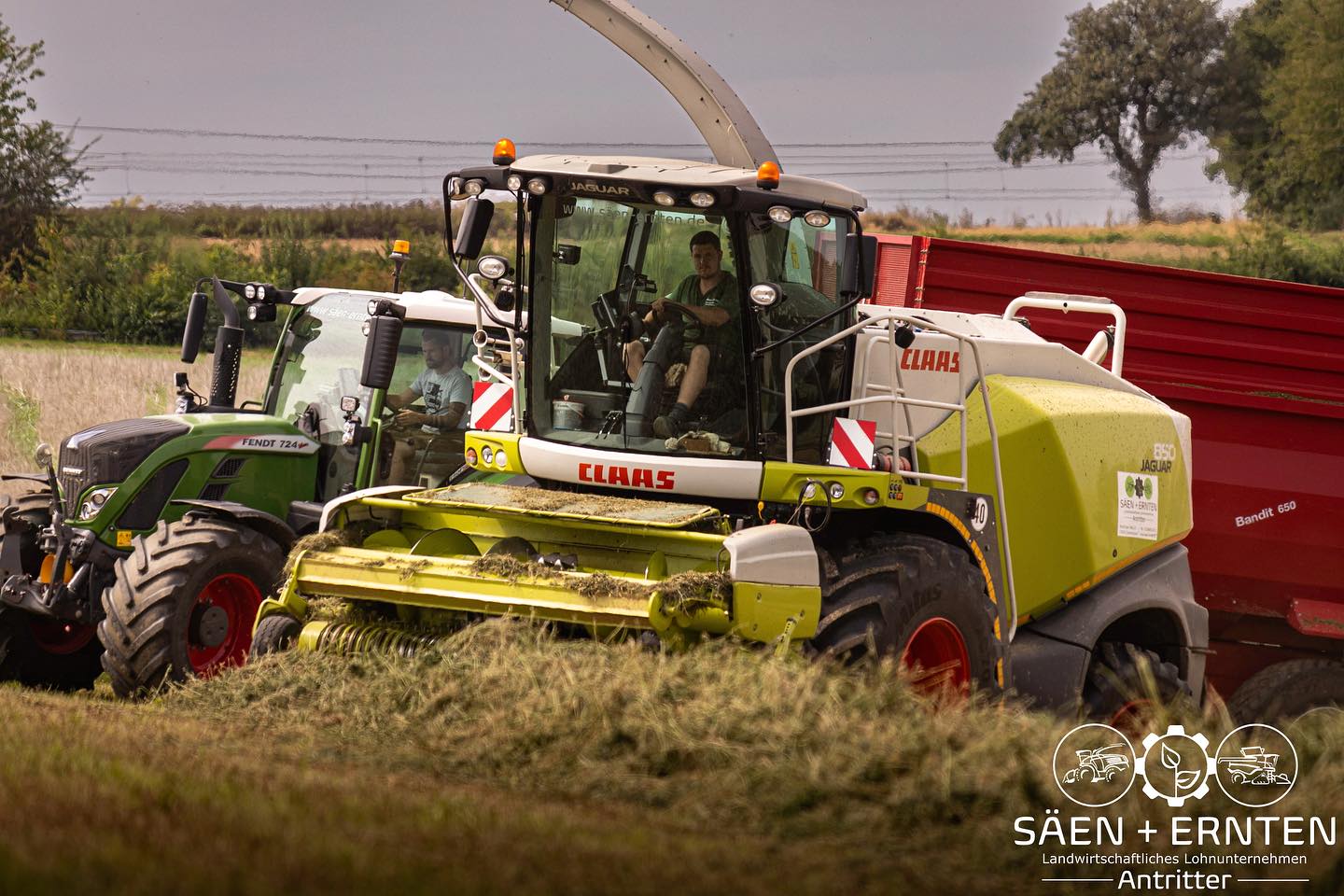 Der Jaguar hat Hunger 🌱🐆
.
.
.
.
.
.
#grashäckseln #claas #claashäcksler #claasjaguar #claasjaguar850 #4.Schnitt#fendt #fendtastic #fendt724 #fendt700vario #fendtvario #werfendtfährtführt #krampe #krampekipper #krampebandit #krampebandit650