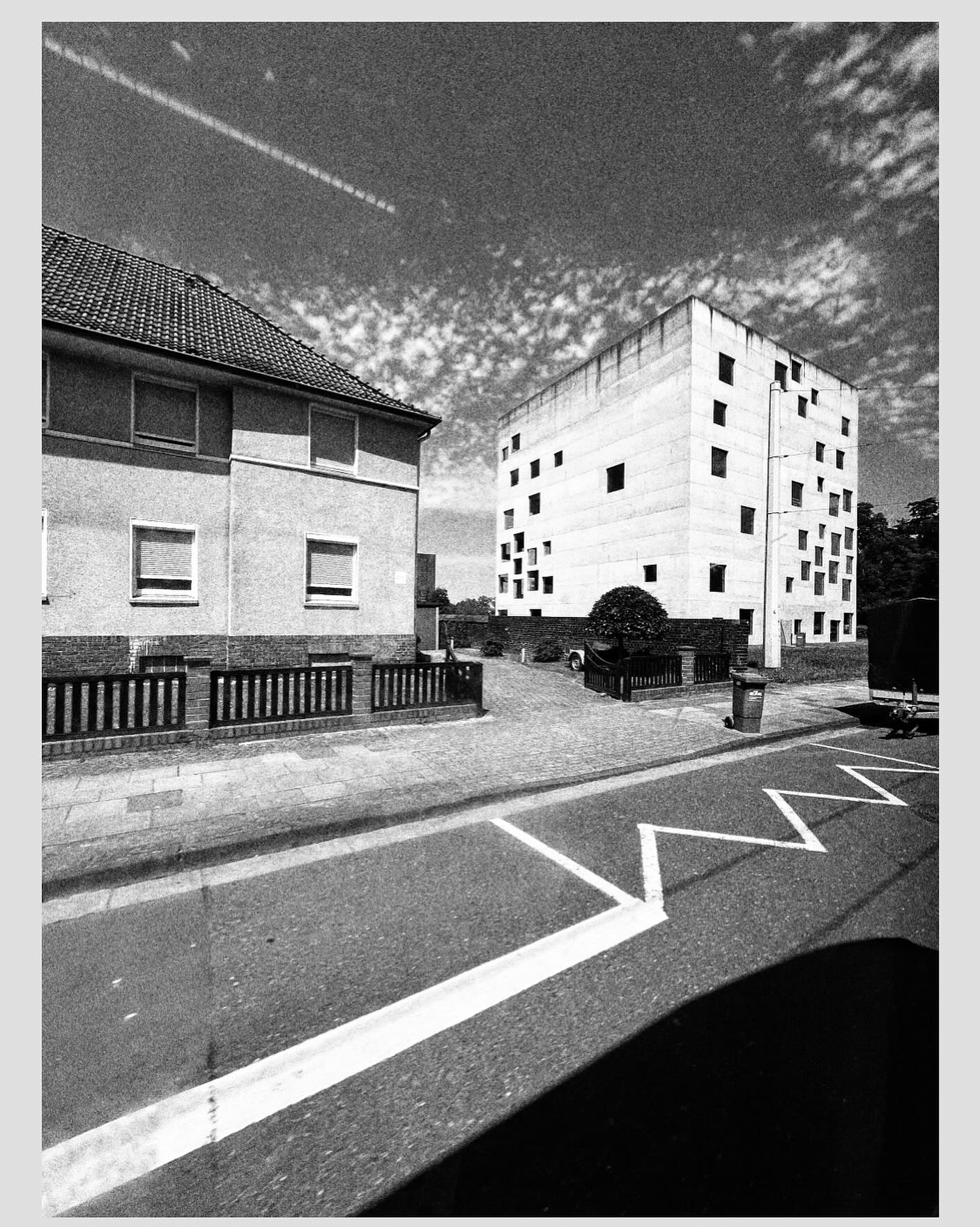 #blacknwhite #bnw #blackandwhite #bw #blackandwhitephotography #photography #art #bnwphotography #monochrome #black #photooftheday #captures #brutalismus#blacknwhitephotography #blackandwhitephotograhy #light #design #architecture #hansestadt #architektur #glass #beton #house #germany #streetphotography