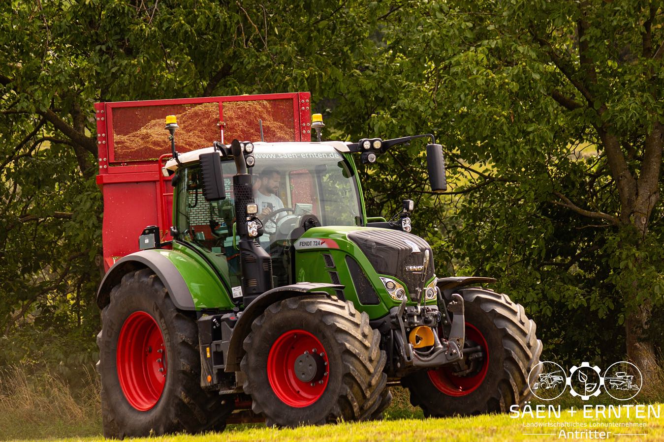 Fendt 724 vor dem Krampe Bandit 650 in der Futterernte 🐄🍀
.
.
.
.
.
.
#ernte #grünfutter #silage #silagebergung #lohnunternehmen #badenwürttemberg #kraichgau #fendt #fendt724 #krampebandit #krampe #landwirtschaft #agria