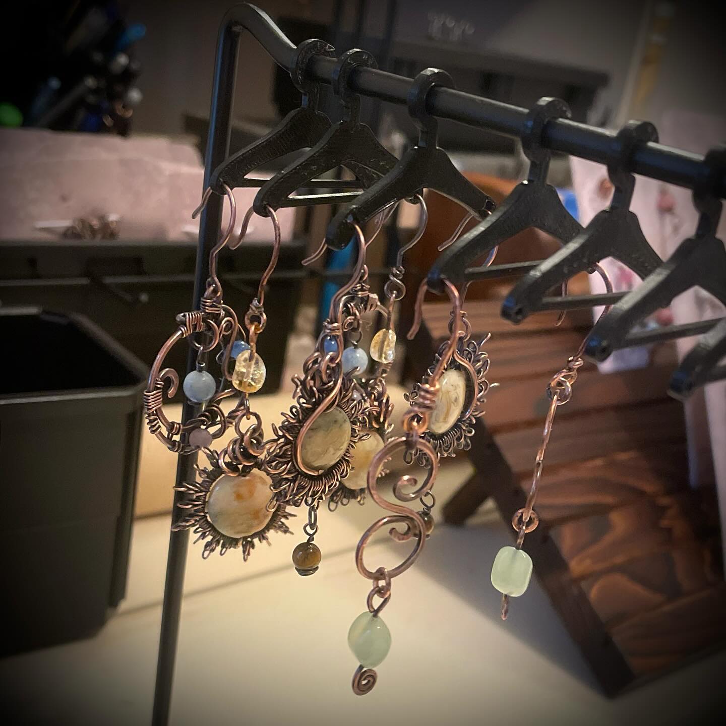 I can’t even describe how freakin’ cute this display is, thanks to my 3D printing friend, Jen! Those little clothes hangers though…am i right?! Really getting excited about potential markets.
#copperwire #copperwirejewelry #copperwirewrap #localartist #localartists #handmadejewelry #3dprinting #jewelrydisplays #popupmarkets #localpopup #moonstonejewelry #raleighnc #stonesandcrystals #naturalstonejewelry #antiquedcopperjewelry