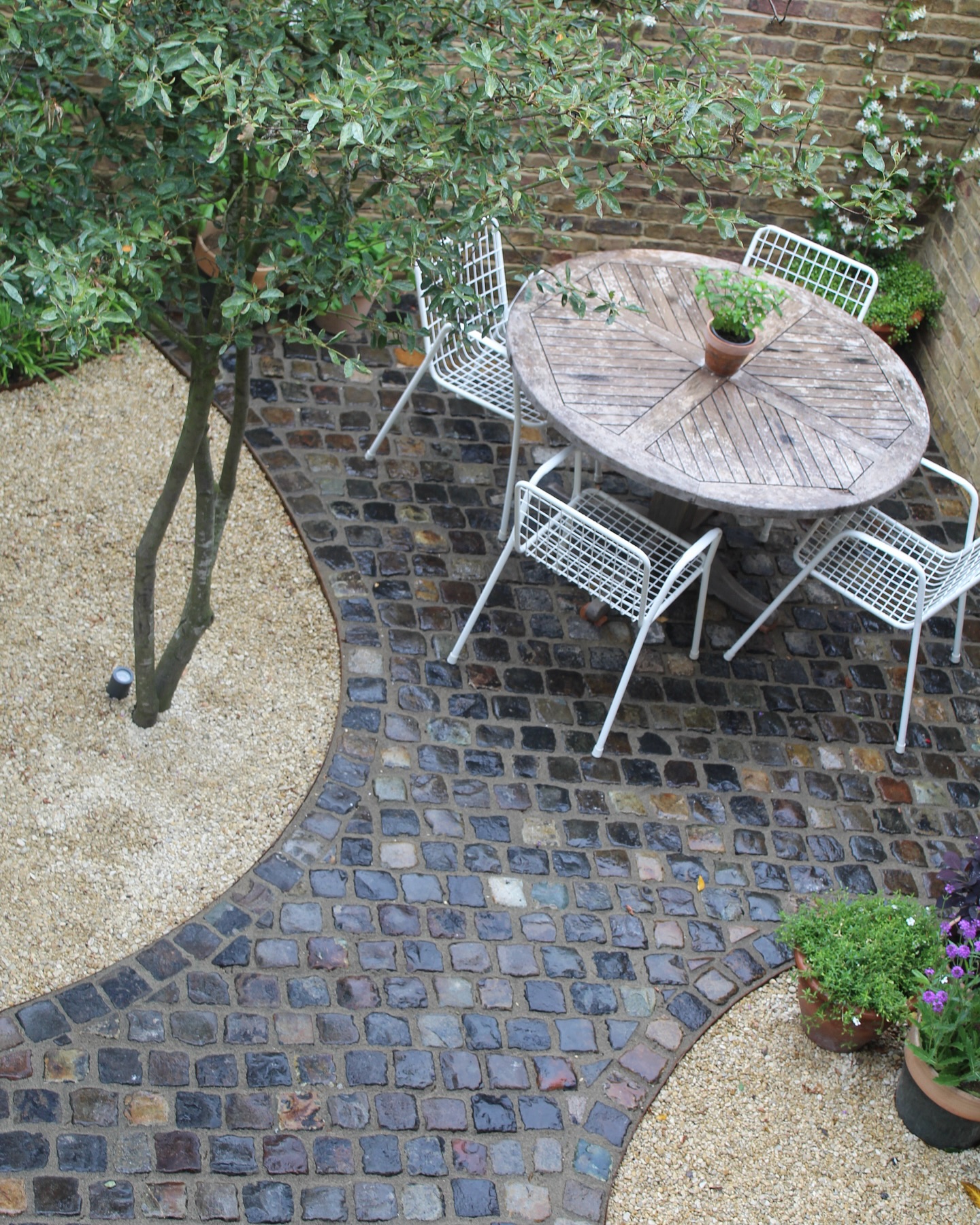 ➰The perfect spot for outdoor dining surrounded by curved pathways and plants 〰️🌱