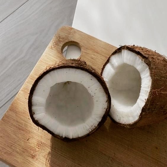 Wist je dat…
Kokoswater helpt om afvalstoffen af te voeren met als resultaat een stralende huid?
De vitamine C zorgt voor de aanmaak van collageen, de stof die je huid elastisch en stevig houdt. Het aanwezige laurinezuur heeft een fantastische en ook nog eens bewezen uitwerking op huid en haar.
Niet alleen het drinken van kokoswater heeft een positieve invloed op je huid, ook het eten ervan wordt sterk aangeraden!