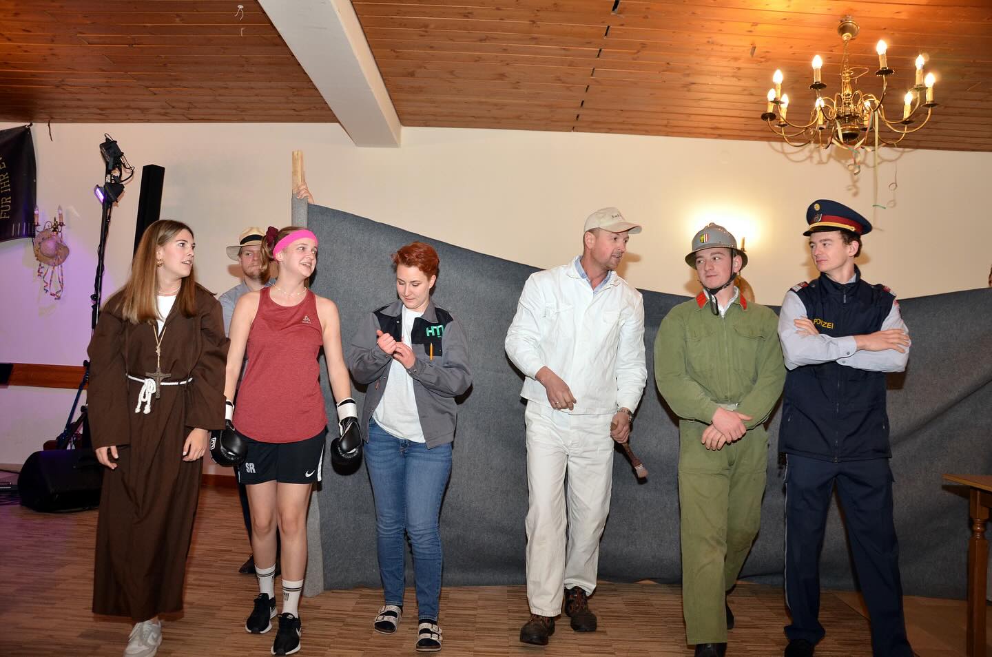 ✨🎩 MUSIKBALL 2024 🎩✨
Unter dem Motto „Hut ab“ wurde am 05. Jänner 2024 im Gasthaus Gahleitner in Herzogsdorf der Musikball gefeiert. Die Ballnacht wurde von der Gruppe Mühl4tlerGranit umrahmt.
Zu den Highlights der Ballnacht zählte das Schätzspiel, die Tombola, die Weinbar und der Nagelstock. Die Musiker studierten eine tolle Mitternachtseinlage ein.
Vielen Dank an alle Besucher für diese lustige Ballnacht 🥳💃🏼🎩🥂
#ballnacht #musikball #herzogsddorf #musikverein #mvherzogsdorf #hutab #ball #dressup #gasthausgahleitner #mühl4tlergranit #musik #blasmusik #schwingdastanzbein