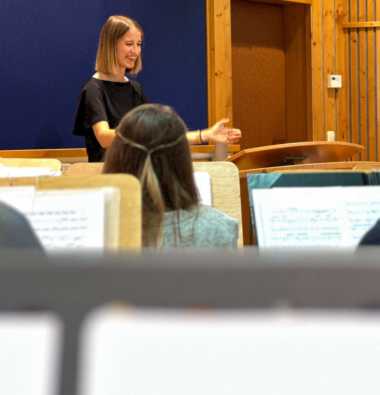 Bei der letzten Probe war Manuela Lusser als Referentin mit dabei und konnte uns viele hilfreiche Inputs zu unserem Programm für den ÖBV-Blasorchesterwettbewerb am 29.10.2023 in Grafenegg geben. ✨
Die junge Innervillgraterin war bereits einige Jahre als Kapellmeisterin in ihrer Heimatgemeinde tätig. Nach ihrem Lehramtsstudium in Musik und Religion ist sie nun Lehrerin am BRG Imst.
Aufbauend auf die Ausbildung für Ensembleleitung bei Hans Pircher in Lienz hat sie den Lehrgang Blasorchesterleitung am TLK und ein Bachelorstudium für Blasorchester an der Musikhochschule für Darstellende Kunst Mannheim bei Hermann Pallhuber abgeschlossen. 🎶
#wettbewerb #bpho #sinfonischesblasorchester #register #probenzeit #blasmusikverband #vollereinsatz