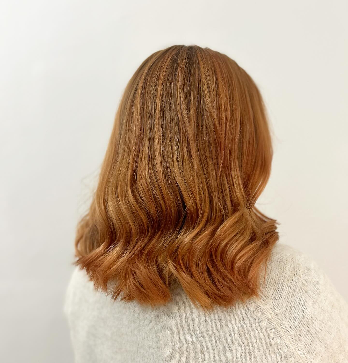 Mikä olisi parempi tapa piristää harmaata marraskuuta kuin hehkuvat kuparin sävyt hiuksissa🍁
By: @noorabow
#bowhelsinki#kampaamohelsinki#kuparithiukset#goldwellnordic