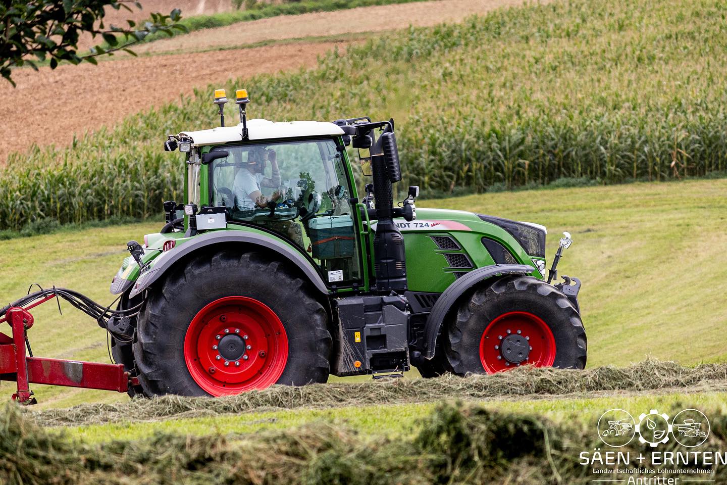Action🚜💨
.
.
.
.
.
.
.
.
#fendt #fendtastic #fendtvario #fendt724 #fendtpower #claas #claasjaguar #claasjaguar850 #claasdeutschland #krampe #krampekipper #krampebigbody