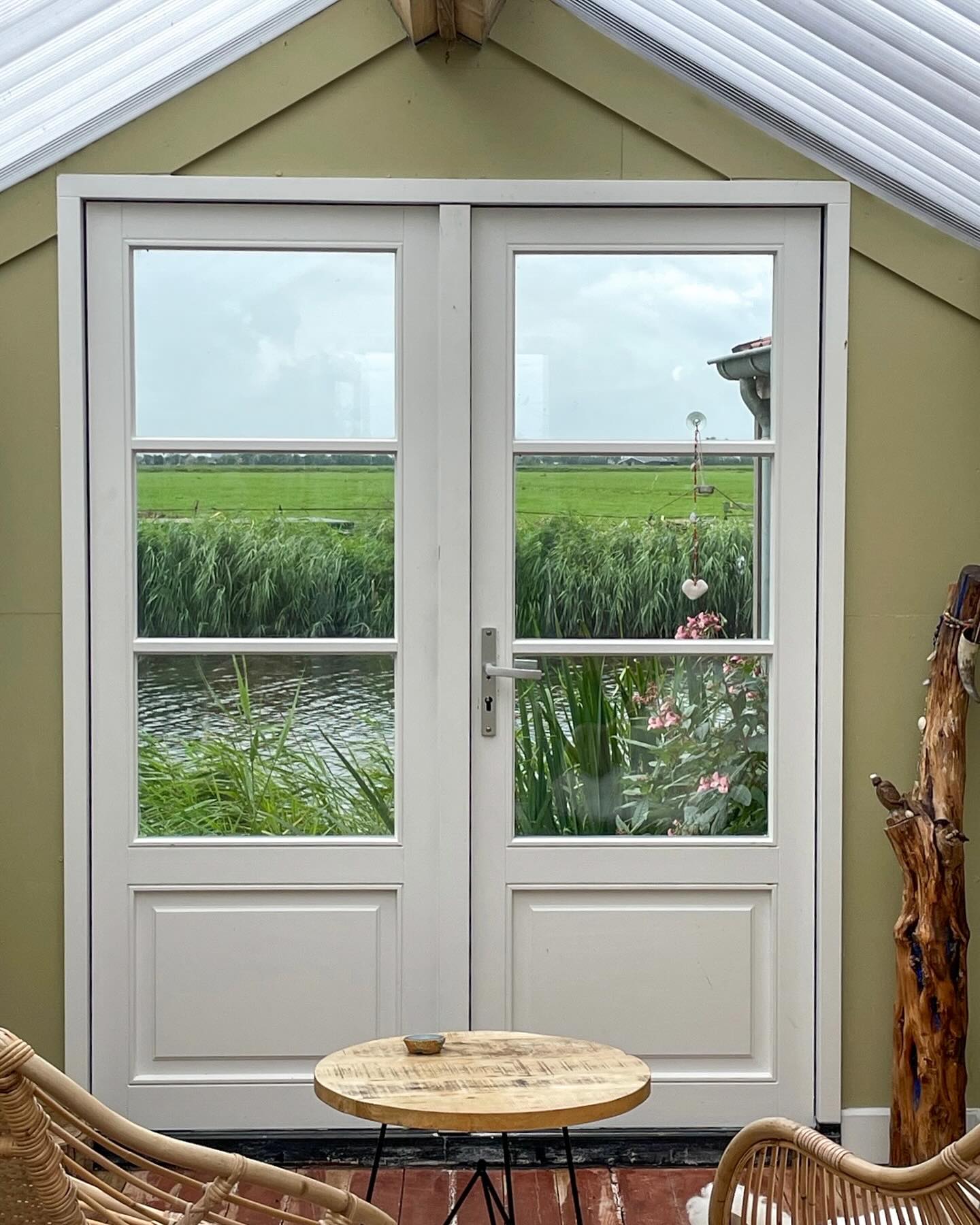 Wat is dit een leuke woning geworden!
De dubbele deuren waren een restpartij en de schuifpui hebben wij vast op voorraad.
Ben je benieuwd naar wat we nog meer op voorraad hebben? Stuur ons een berichtje of kijk op onze website voor de mogelijkheden.
#kozijnen #duurzaam #circulairbouwen #woonkamerinspiratie #wonen #verbouwen