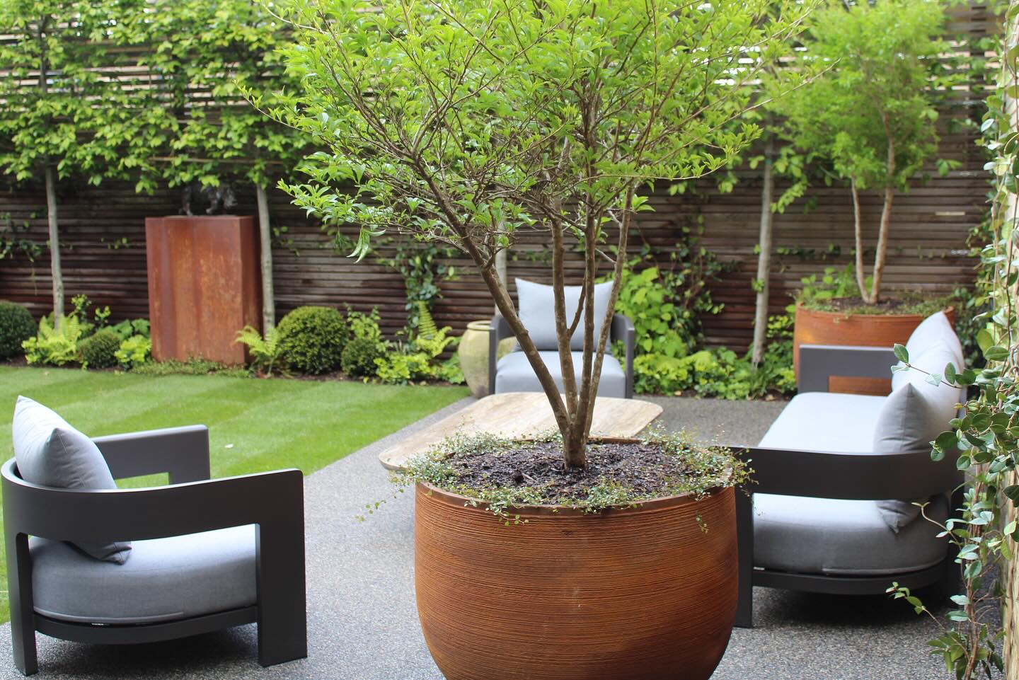 🍃 Quite literally just completed a few hours ago.
This spacious seating area in the garden include some beautiful pots from @torc_pots planted with multi stemmed Styrax Japonicus from @new_wood_trees - Masses of slightly fragrant, bell-shaped white flowers hang from the branches in summertime.
Planting from @creepersnursery
Landscaping @brownoak_treeservices
Sculpture @edwardwaitessculpture