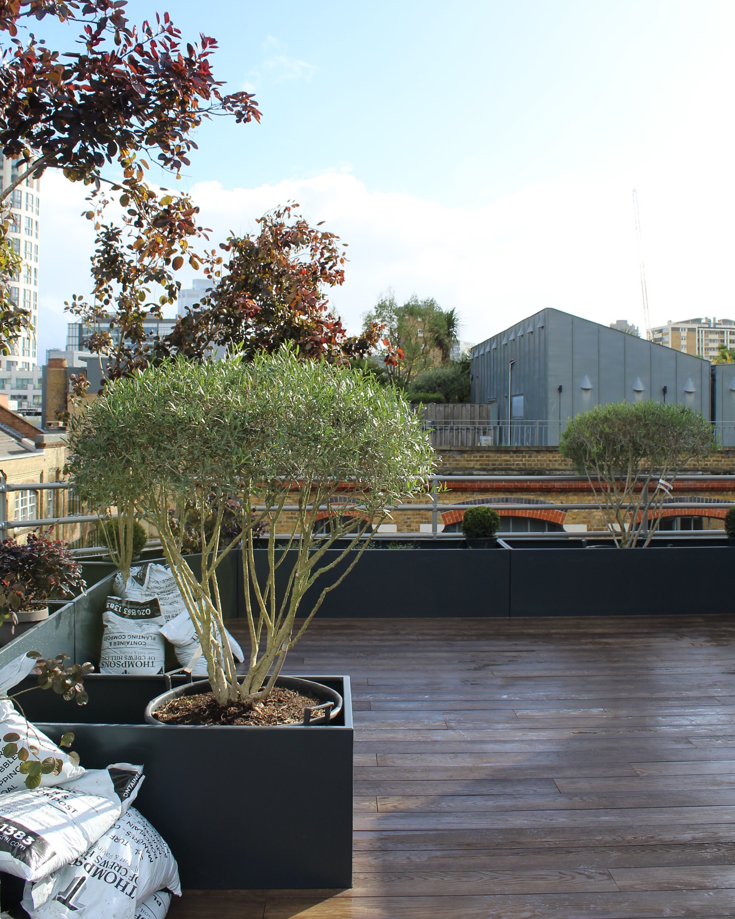 WIP 🏗️
Spent the last 2 days on site doing this rooftop installation for a penthouse in N1
Very honoured to be working alongside @christian_bense and @chelsea.blakemore on this, It really does require teamwork to get the inside and out to blend seamlessly. Very excited to see it all come together over the next few weeks.
Construction @tgmlandscapes & @kudos_db 🙌🏻