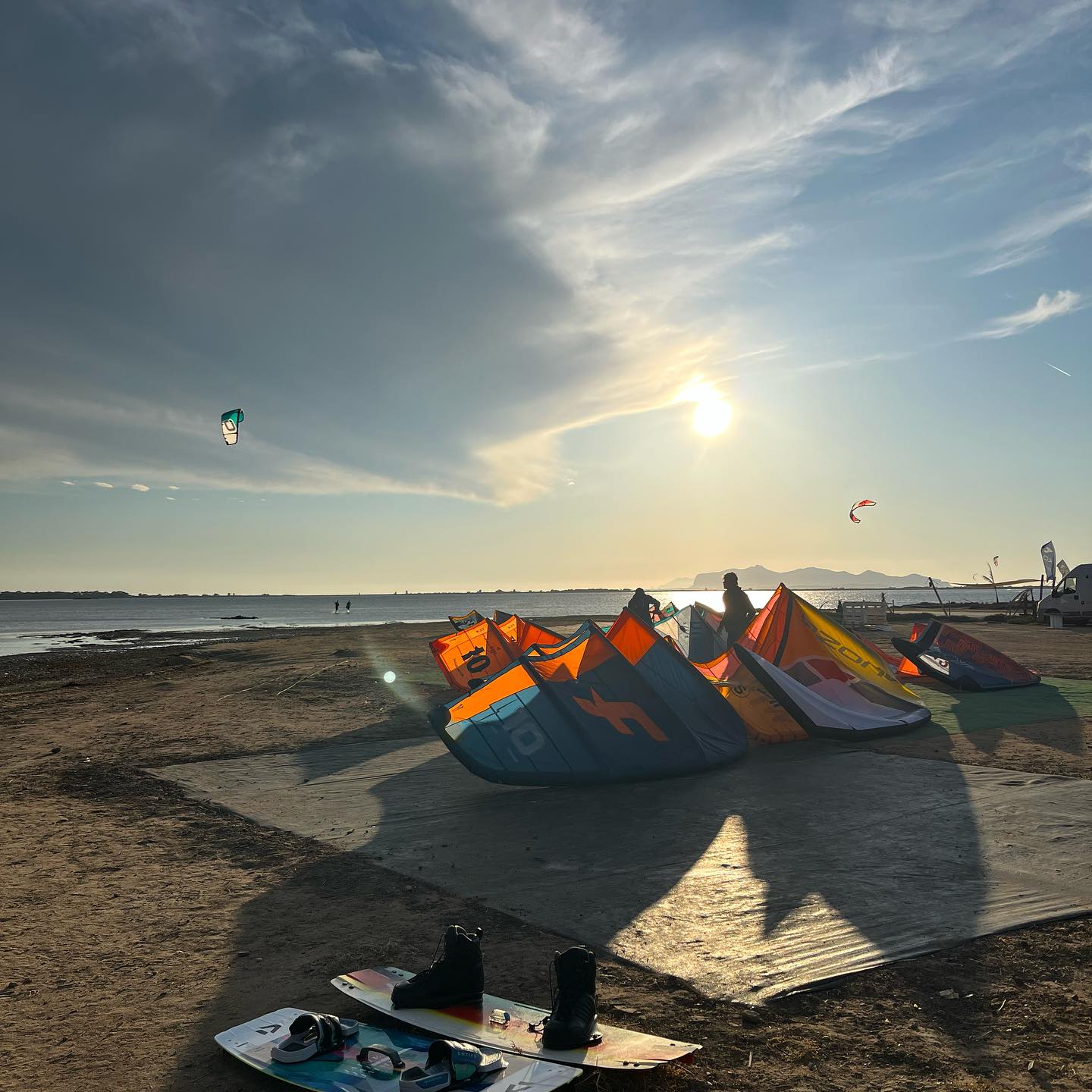 Sycylia staje się naszym stałym punktem w sezonie wakacyjnym. Z roku na rok staramy się rozwijać nasze działania i możliwości by zaoferować Wam jak najlepsze warunki do uprawiania kitesurfingu🌊🏄🏼♂️.
W tym roku naszą ofertę chcieliśmy poszerzyć o bazę noclegową🏠, która pozwoli wam również aktywnie wypocząć oraz zrelaksować się😌.
Chcielibyśmy Was zaprosić na tygodniowe campy, które rozpoczniemy już z początkiem lipca. Zapoznajcie się z ofertą oraz terminami naszych kite’owych wyjazdów na Sycylię🇮🇹.
Terminy:
🔵 4.07 - 11.07
🔵 25.07 - 1.08
🔵 8.08 - 15.08
🔵 15.08 -22.08
🚨Nasza oferta w cenie 750€* zawiera:
Szkolenie grupowe 9h, sprzęt, transfery, noclegi, dobrą zabawę i przede wszystkim świetną atmosferę☺️.
Istnieje możliwość wykupienia śniadania w cenie 5€/ dzień.
Jedziesz w grupie👨👨👦👦, świetnie się składa! Każda dodatkowa osoba z Twojej paczki obniża ofertę dla Ciebie🤔. Napisz śmiało po więcej informacji 👀👨💻.
Interesuje Cię oferta indywidualna? Skontaktuj się z nami, a na pewno coś dla Ciebie zorganizujemy! 👌
*cena nie zawiera
-biletów lotniczych✈️
-opłaty za korzystanie ze spotu 10€/każdy dzień na wodzie
