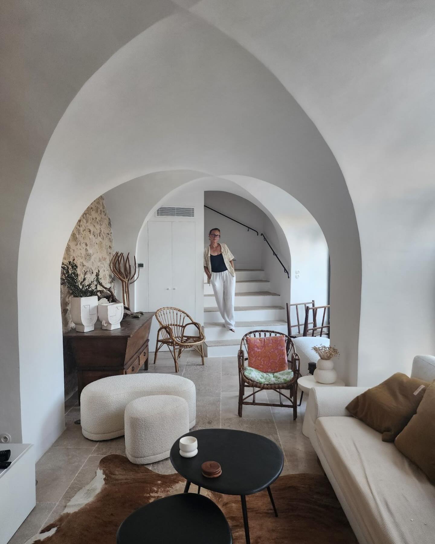 Bonjour à tous, je suis Stéphanie. Depuis 10 ans, je rénove ma maison familiale du 12ème siècle avec mon mari pour sublimer son architecture historique d’exception. Un travail de titan, une grande histoire d’amour. Passionnée de rénovation, de vieilles pierres et de préservation du patrimoine, je travaille chaque jour à la restauration de ce lieu magique chargé d’histoire, avec la prouesse de vivre à San Francisco (9h de décalage horaire)!
Fille d’un père artiste peintre-sculpteur et d’une mère férue de décoration, je tente d’utiliser au mieux le si précieux “oeil artistique” que mes parents m’ont transmis. Profondément attachée à cette maison provençale et à mes racines Ollioulaise, je veux partager avec nos invités l’expérience - trop rare - de vivre le sud dans un écrin authentique, capable à lui-seul de démultiplier les sensations du slow living provençal avec le soleil, le claquement des vagues, le chant des cigales, la couleur du rosé et du pastis, l’odeur du thym, de l’ail et de la tapenade. #ollioules #southoffrance #renovation #voutes #lamaisonlong #patrimoine #patrimoinehistorique picture by @paris_is_paris_design