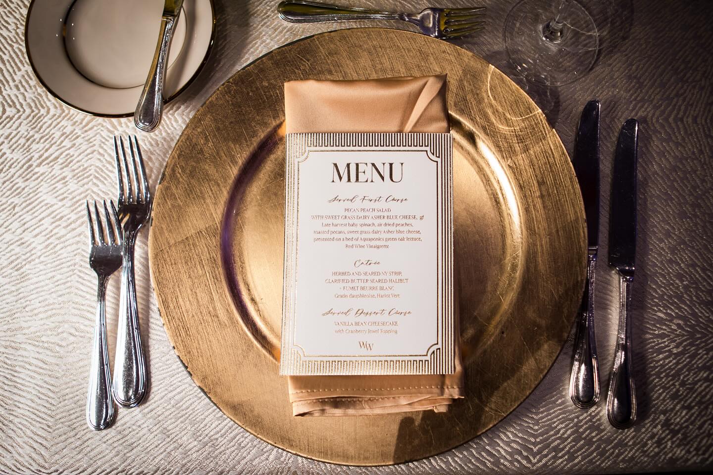 Ooh la la gold foil menus and the most beautiful fall florals ๐๐ฅ๐ Happy gold foil Friday!
๐ธ: @janethowardstudio
A lovely collaboration with @_affairs_to_remember_ and @stevemororless
@wmeventsinc
@thefoxtheatre