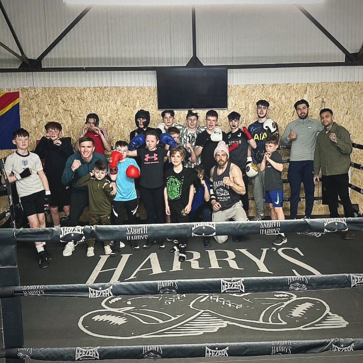 Was a pleasure to have Jamie and his team from @nuisancepromotions come down for a bit of sparring with our juniors today.
Watch this space, exciting things to come from this lot!
#boxing #competitiveboxing #team #sparring #harrysboxing #nuisancepromotions #watchthisspace #berkhamsted #berkhamstedboxing