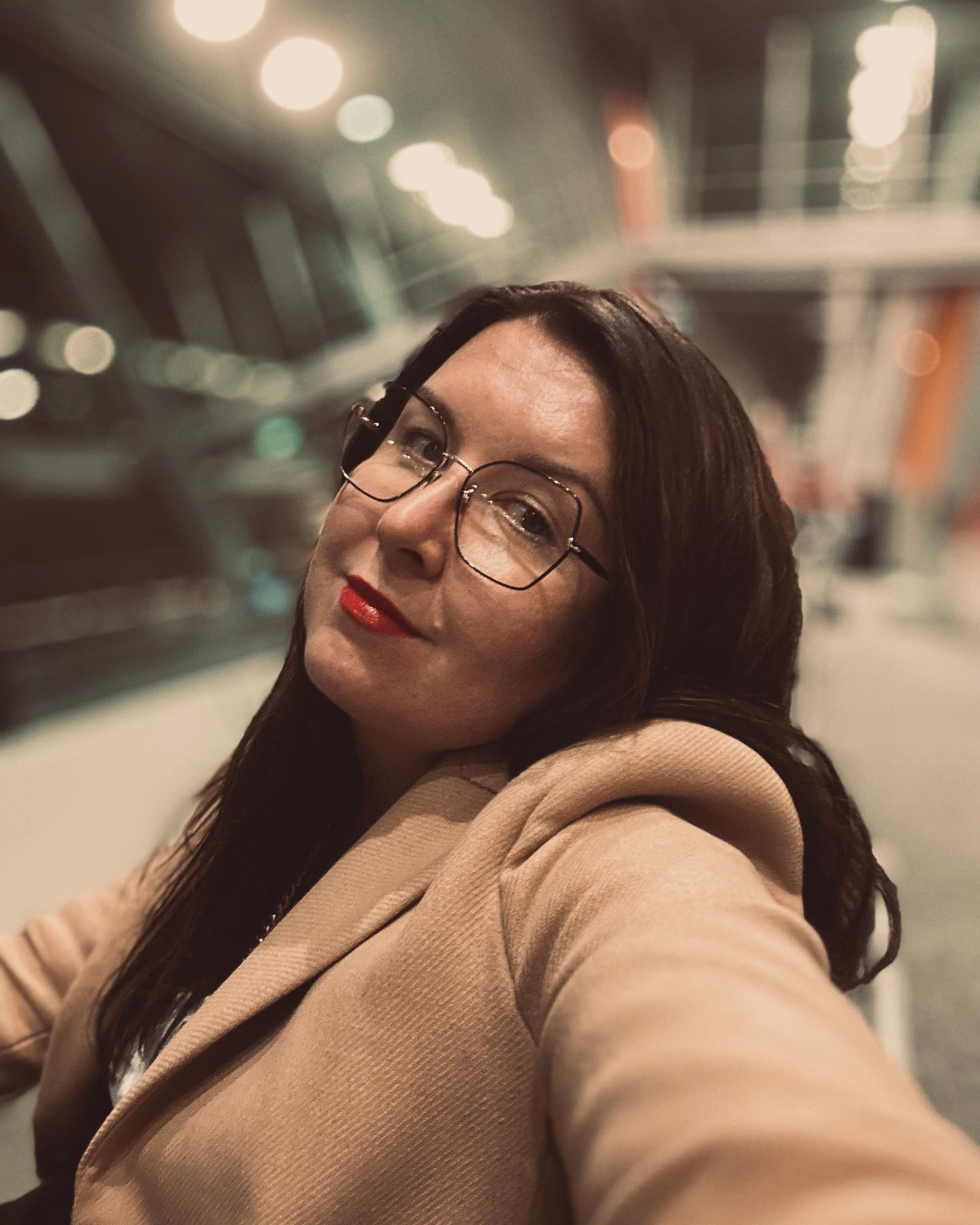 Selle nädala viimast lendu ootamas. Tühi lennujaam ja patareid samuti. Aga nii palju avastamistväärt funktsioone on telefoni fotokal 😁. #warsawairport #selfportrait #phonephotography #flightmode