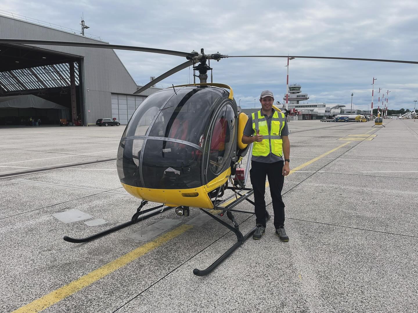 Der letzte Post ist etwas länger her, aber umso mehr freut es uns gleich fünf neue Piloten bei uns begrüßen zu dürfen.
Das RotorSky Team gratuliert Markus, @leonhardlarcher , Rene, Stefan und @david._.berger zur bestandenen PPl Prüfung. Next Step: CPL 🥳