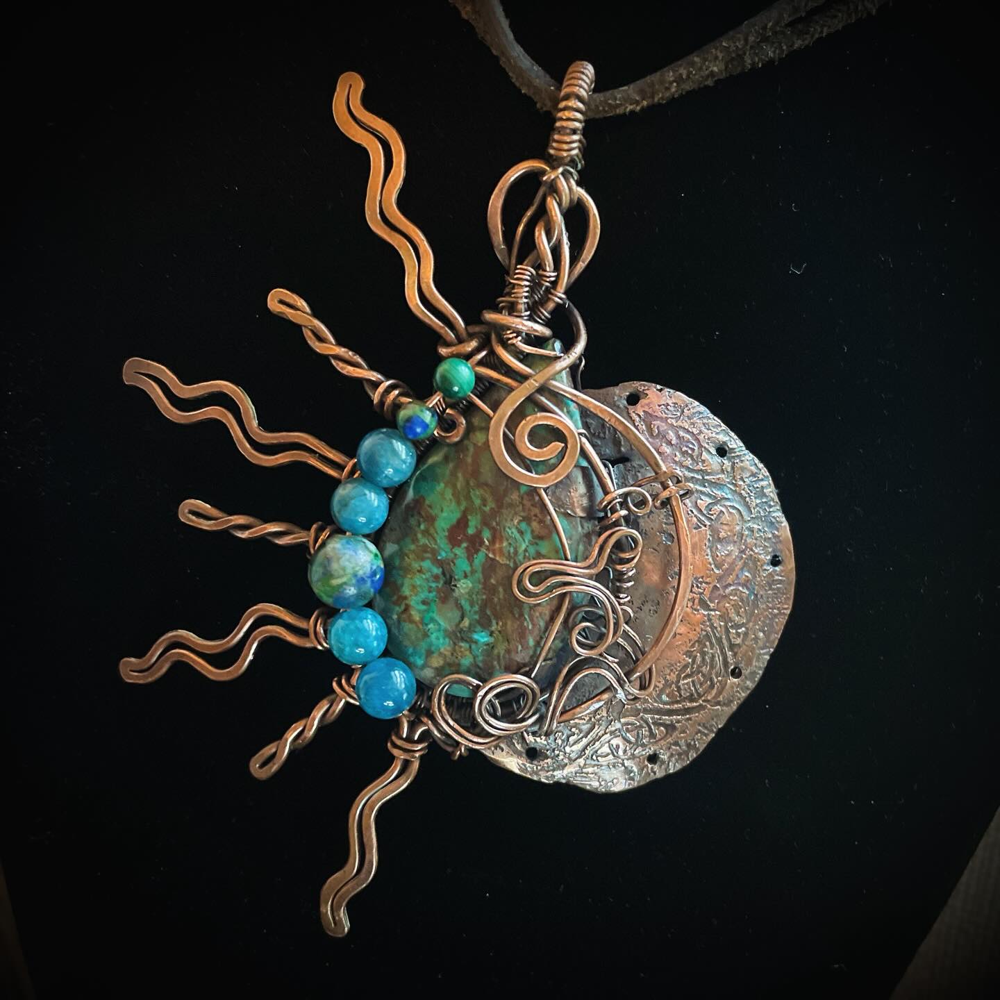 One of my favs, with hammered and etched copper. But the best part is the chrysocolla that i cut, shaped and polished myself. Man, i love working with these media!
#copperwire #copperwirejewelry #copperwirewrap #localartist #localartists #handmadejewelry #3dprinting #jewelrydisplays #chrysocollajewelry #raleighnc #stonesandcrystals #naturalstonejewelry #chrysocolla #antiquedcopperjewelry #sunandmoon