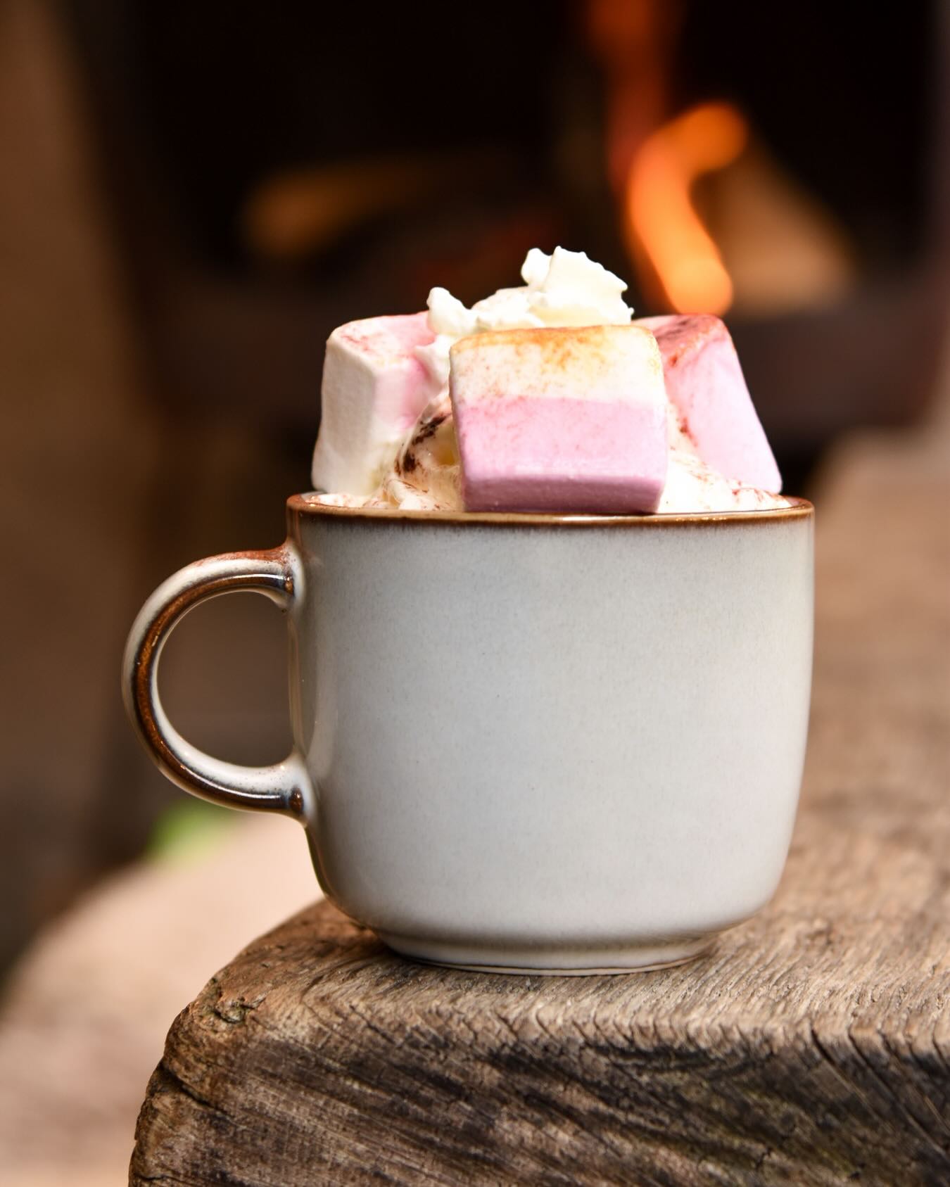 L’incroyable C O C O F L U F F 🩷
Chocolat chaud , crème chantilly , marshmallow grillés ! Un délicieux combo par cette météo.
On vous attend chez Édouard du jeudi ou lundi de 9h à 18h 💕
Rue des Récollectines, 7 6940 Durbuy 💗
💖
💕 #reconfort #hotchocolate #marshmallows #winterwonderland #cosybar #durbuy #durbuybelgique #instamood #cosymood #perfectcombo #needtobreathe #januarymood #drinkspecials #instadrink #pinkmarshmallow #outsidebar #belgiumbar #belgianfood #belgiumlife