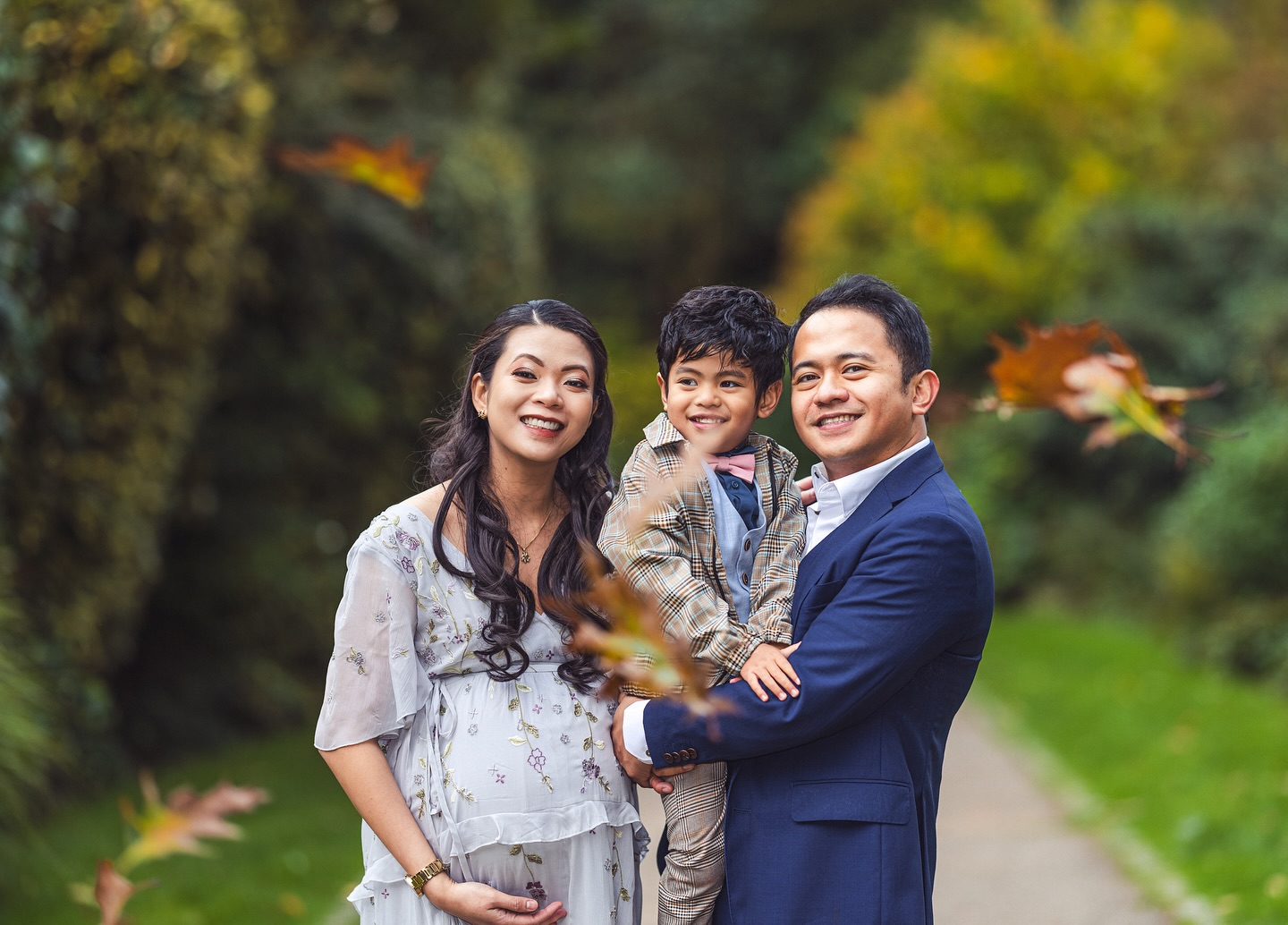 Welcoming the colorful season with @i_am_sarahmae and her beautiful family ๐ Sweater weather is better together ๐ Stay warm guys and book you fall sessions ๐ธ