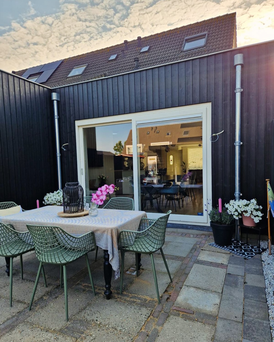 Heerlijk om op de warme zomeravonden buiten te dineren. Nog beter is de verbinding tussen binnen en buiten met minder mooi. De schuifpui met veel glas zorgt daarvoor. Zo kan er het hele jaar door genoten worden van de gezellige tuin!
Deze schuifpui heeft Handelsonderneming Ed van Duin op voorraad. Bestel deze snel via de website of info@edvanduin.nl!
#wonen #buitenleven #verbouwen #kozijnen #schuifpui #buitendineren #aanbouw #wooninspiratie